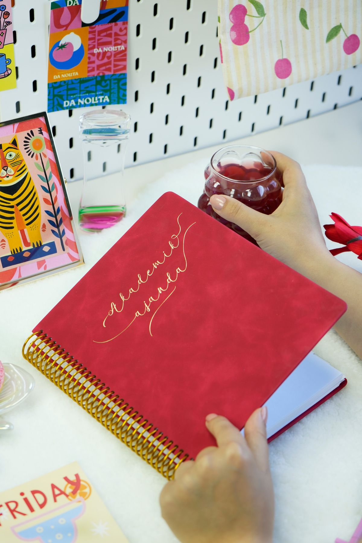 Victoria's Journals Vegan Deri Spiralli Akademik Ajanda-2025–2026 | 17x23 cm. | Ayraçlı | Premium Sert Kapak| Power Red