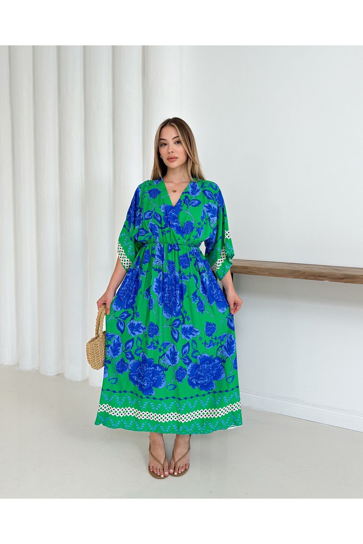 Butik Eteği Sulu Gül Desen Kruvaze Yaka Elbise