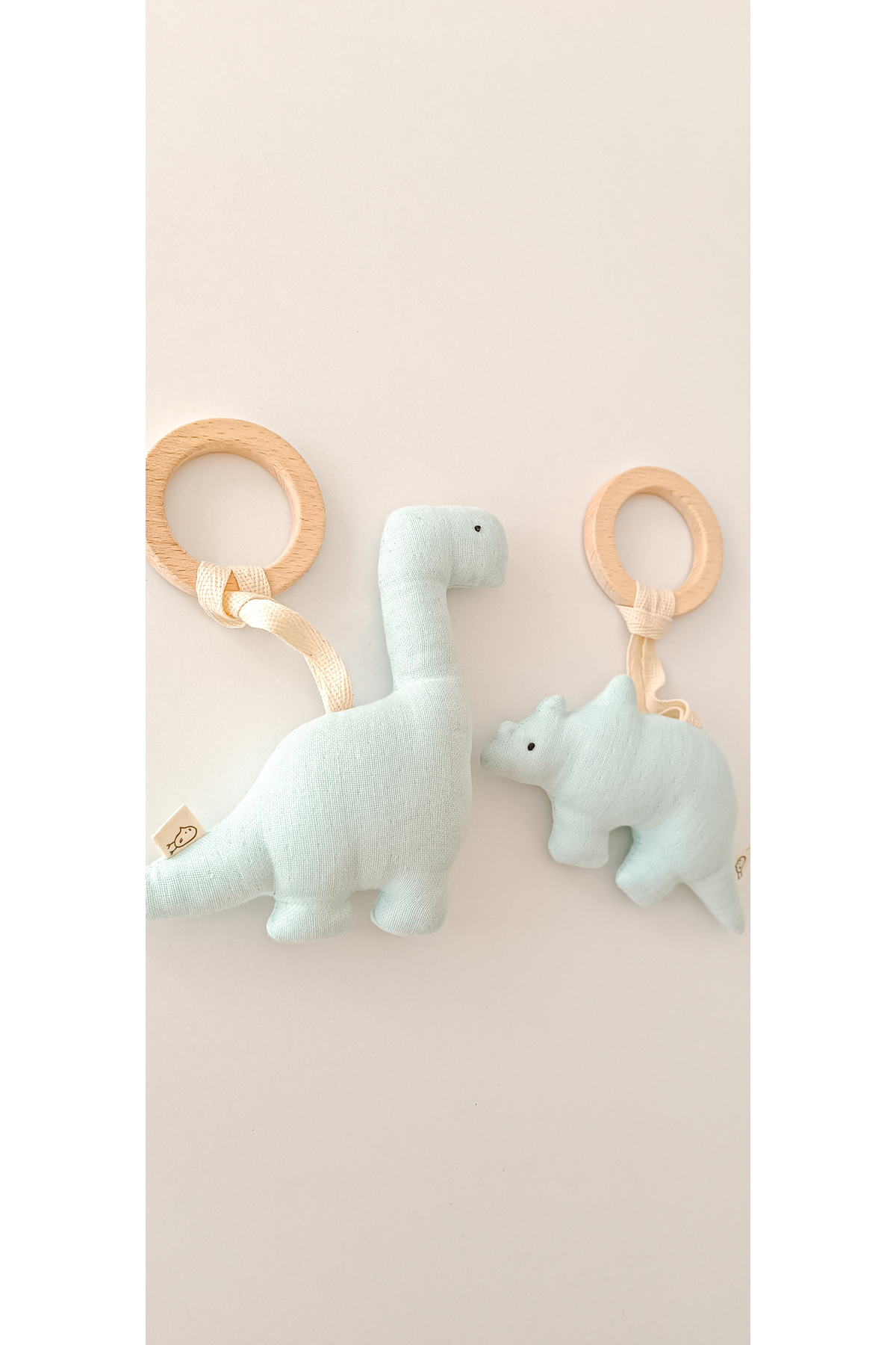 O&G Collection Dinozorlar %100 Pamuklu Müslin Oyuncaklı Doğal Ahşap Diş Kaşıyıcı / Bebek Odası Dekoru fotoğrafı 2 (önizleme)