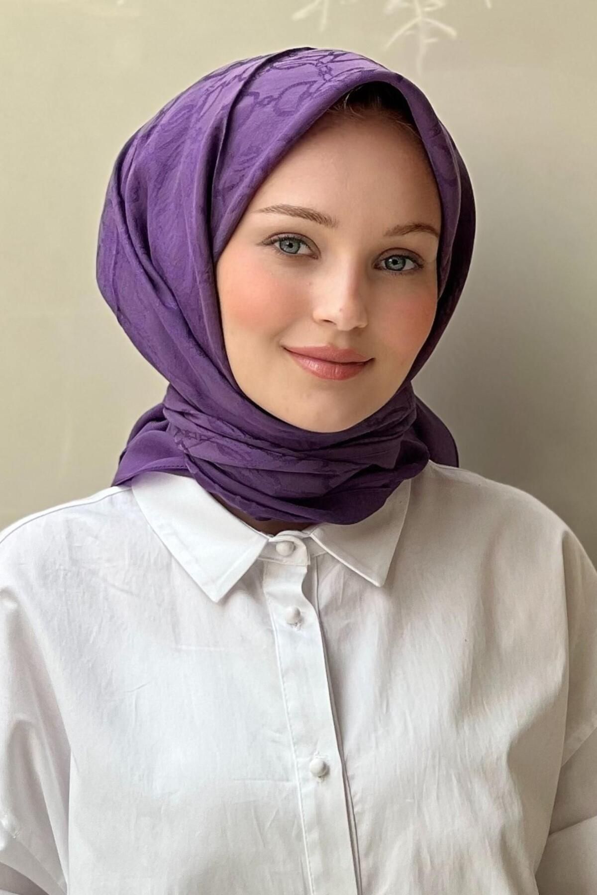 Noura Maria Eşarp