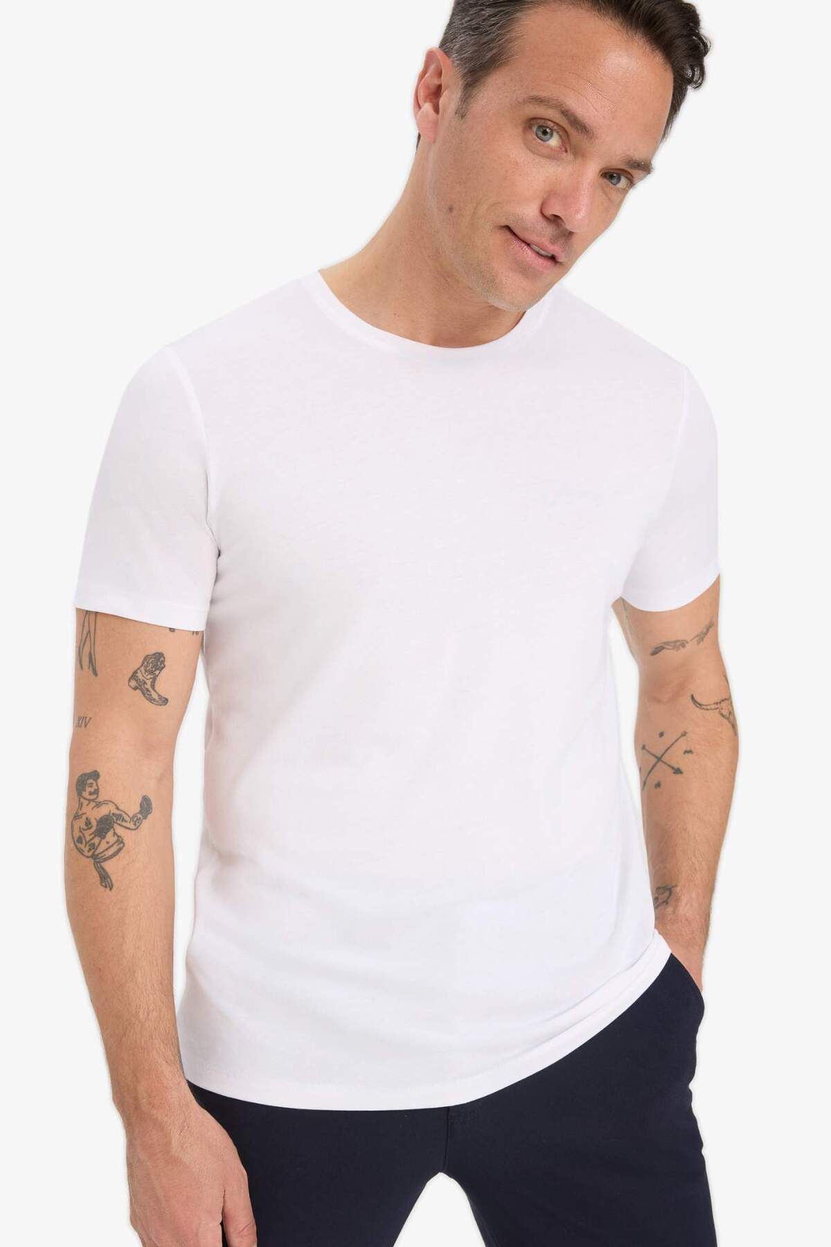 DeFacto Slim Fit Dar Kesim Bisiklet Yaka Basic Düz Kısa Kollu Tişört M6606AZ25AU