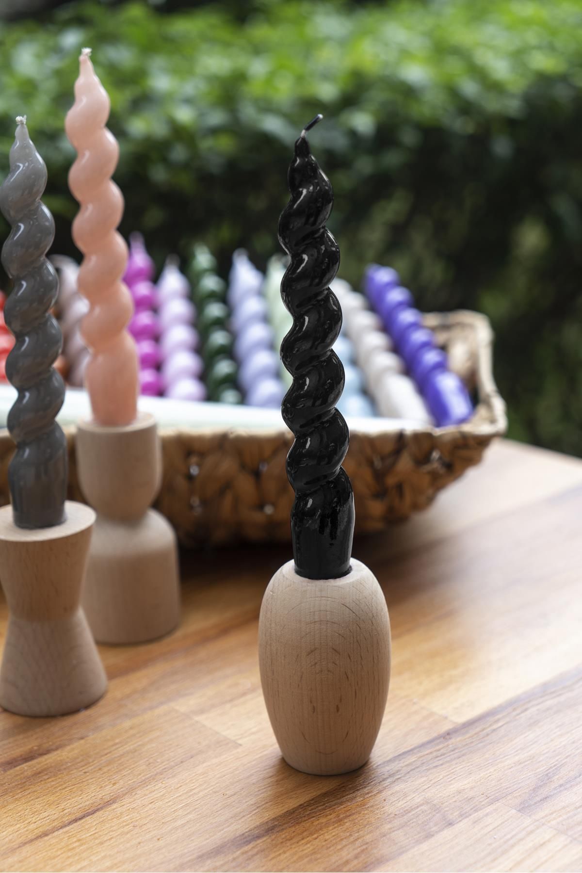 Elioure Şamdan Mum 17 cm, Siyah Spiral Tasarım, Şık ve Modern Dekorasyon Parçası