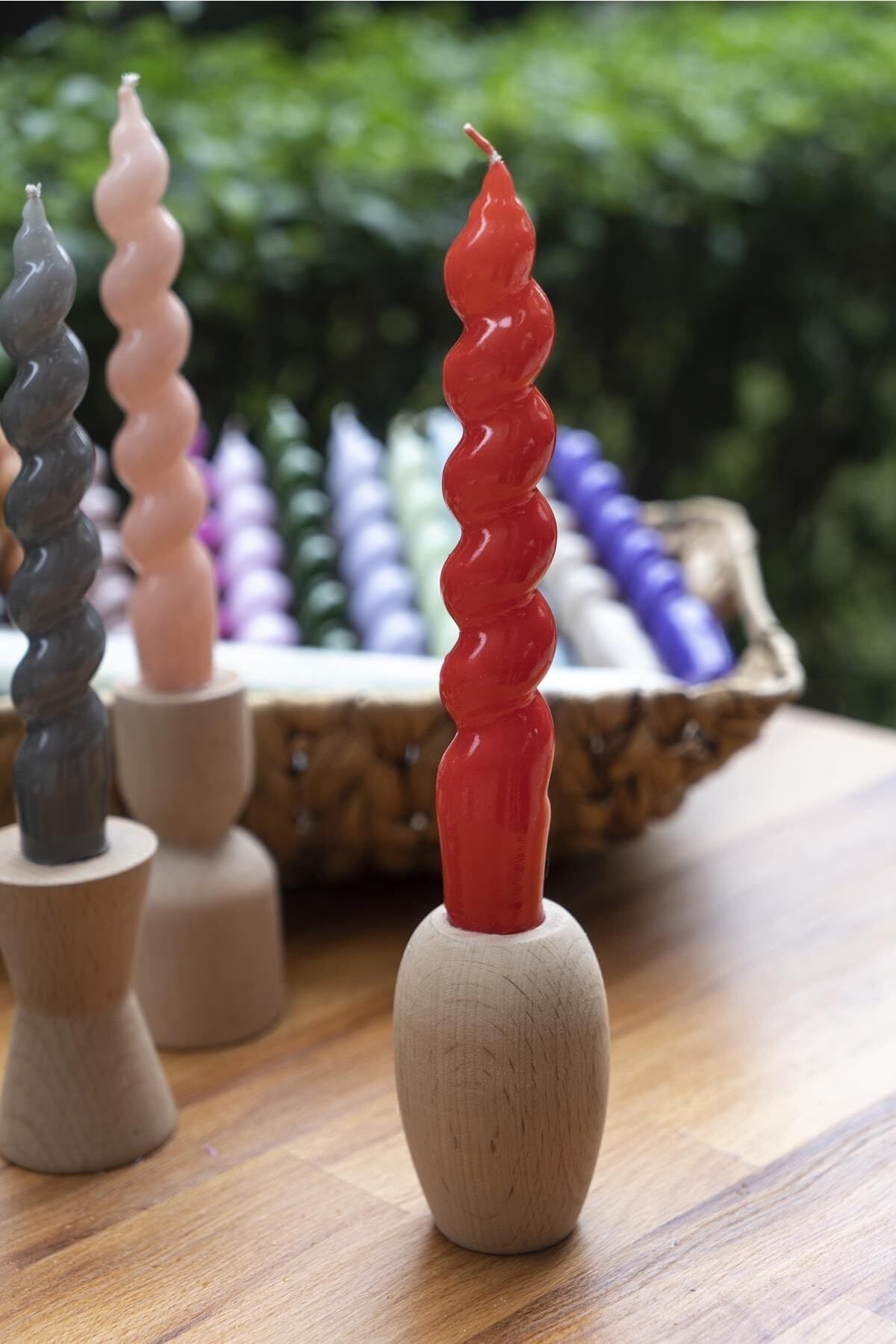 Elioure Kırmızı Spiral Şamdan Mum, şık ve zarif aydınlatma için ideal seçim