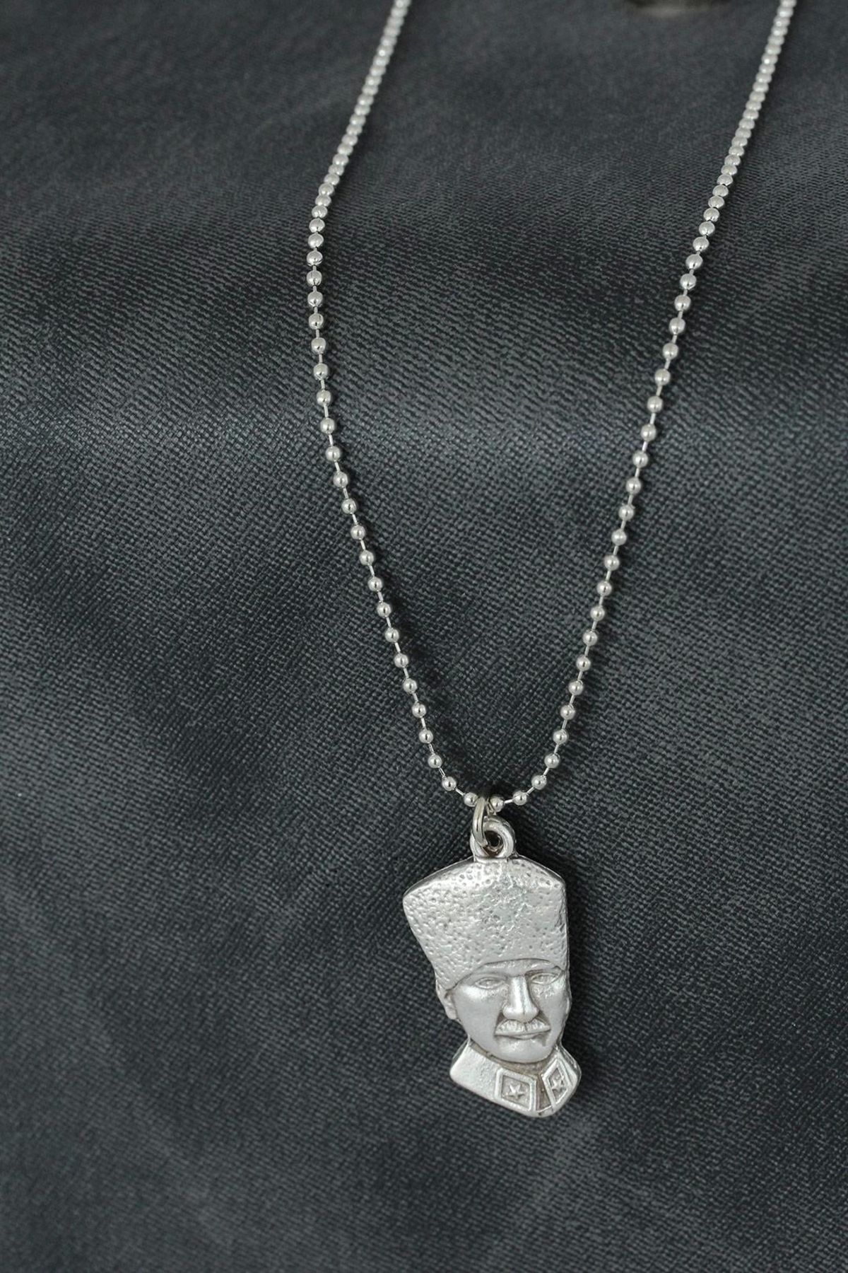 GLIMMERY Atatürk Figürlü Metal Erkek Kolye