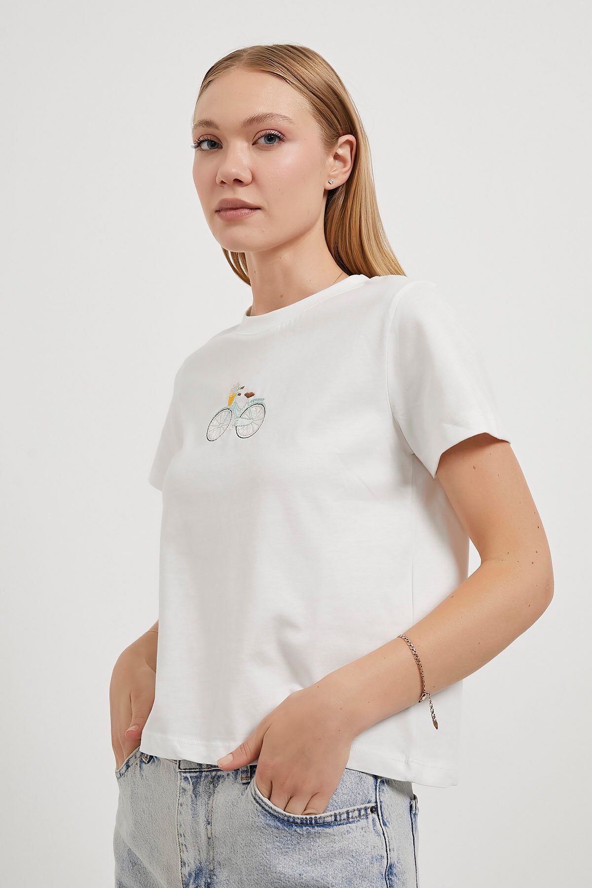 Arma Life ARMALIFE 10572 BİSİKLET NAKIŞLI BİS YAKA KADIN T-SHIRT