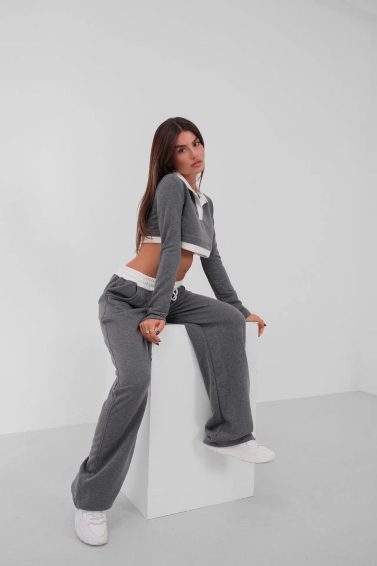 Omarı Crop Sweatshirt Garnili Yaka Detayıyla Şık ve Rahat