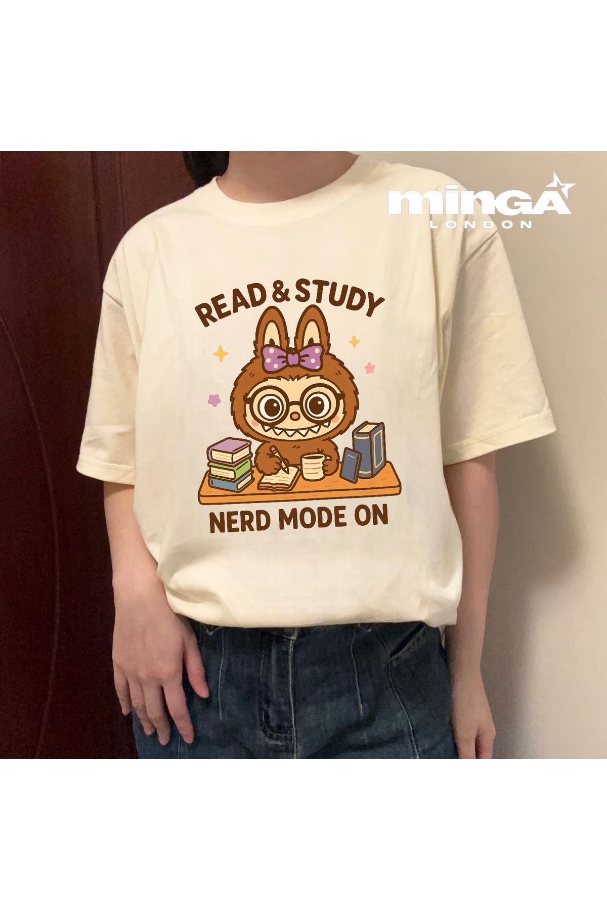 Minga London Bej Labubu Hard Working Baskılı Oversize Tshirt -Minga London