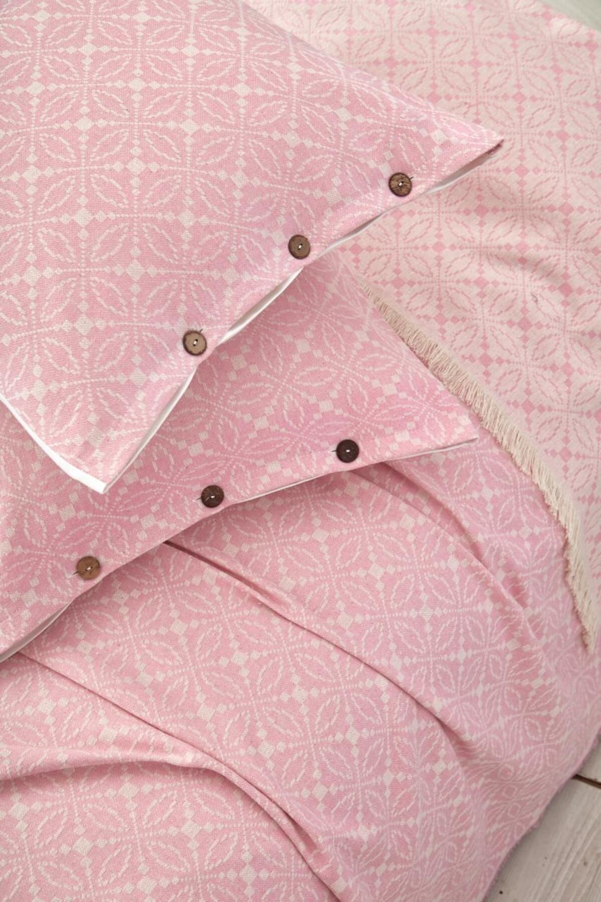 Cottonest Pembe-Ekru Jakar Desenli Saçaklı İki Yastıklı Yatak Örtüsü Seti