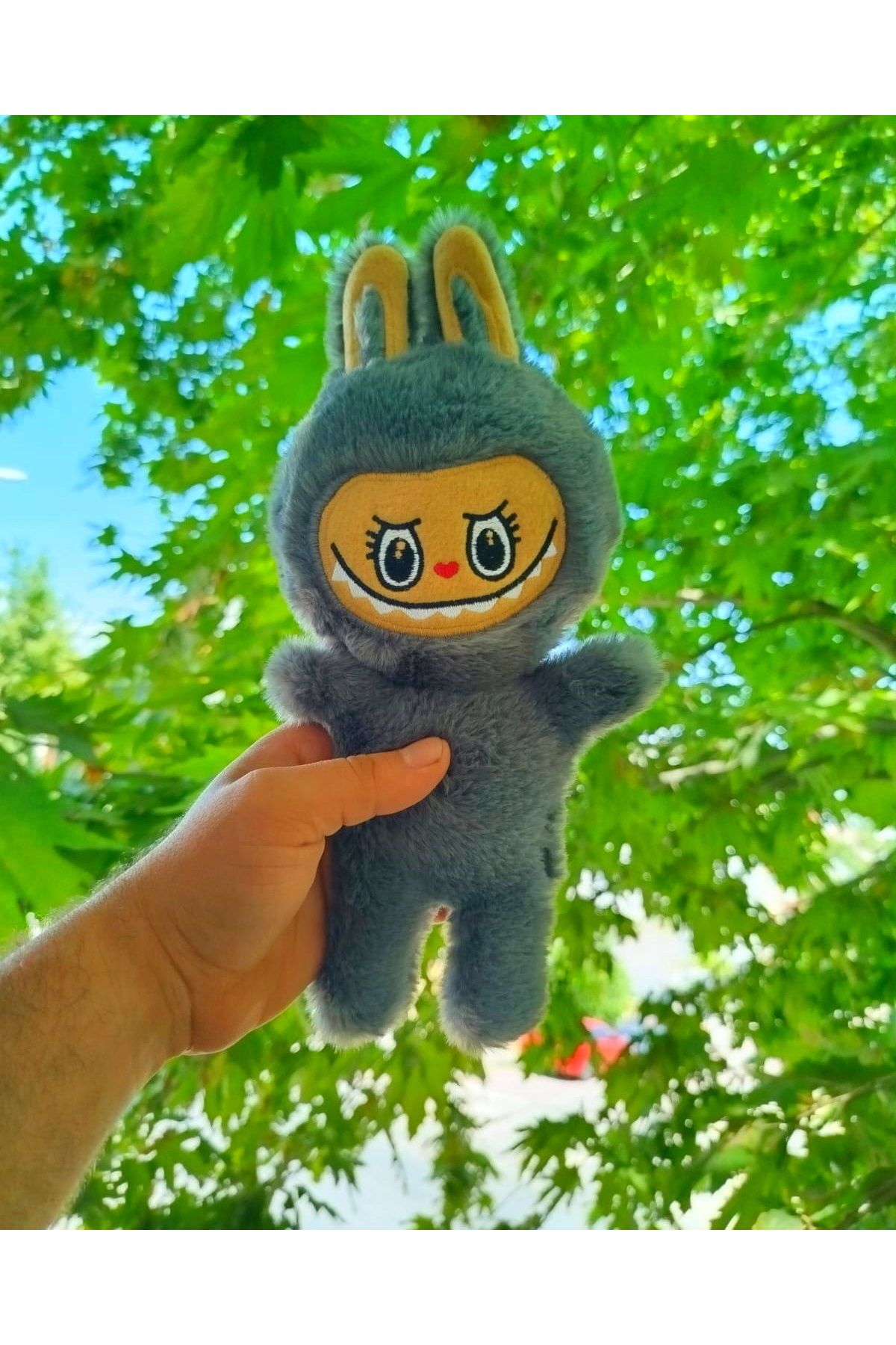 Yastık Deposu Labubu Peluş Oyuncak 30 cm – Sevimli ve Yumuşacık Karakter Oyuncak Gri