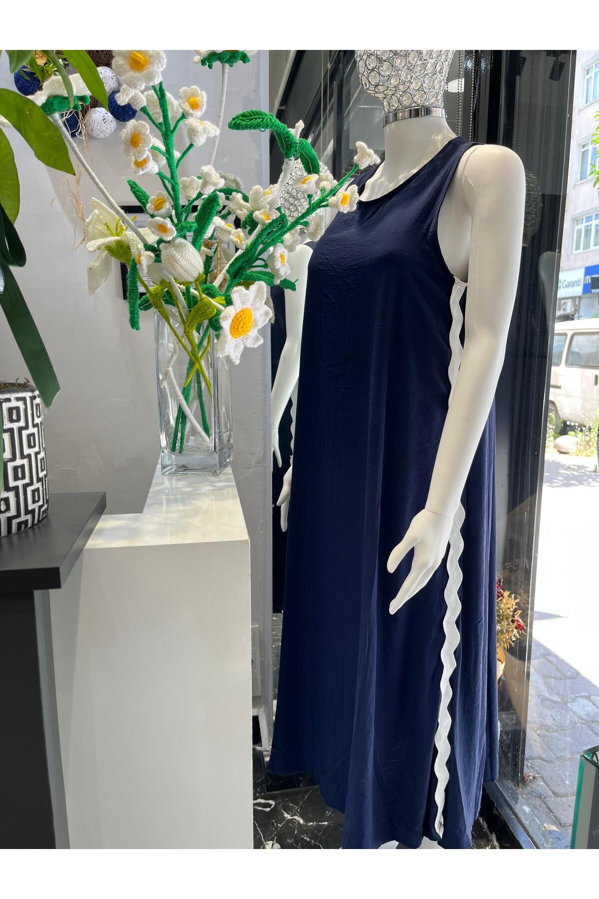 Butik yandan yırtmaçlı elbise lacivert