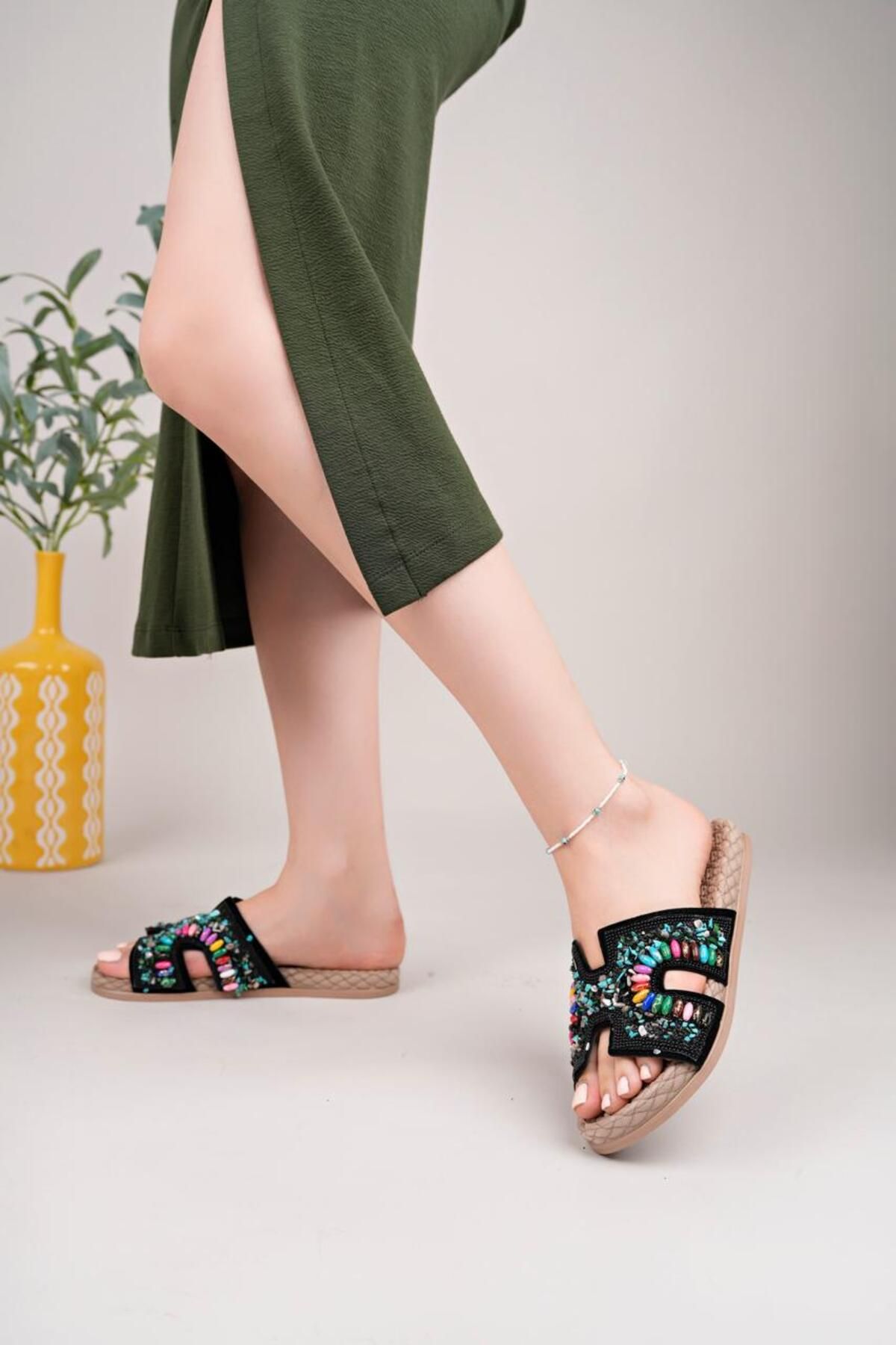 rabellashoes rabella 2025 yaz sezon siyah renk pencere detaylı taşlı model terlik