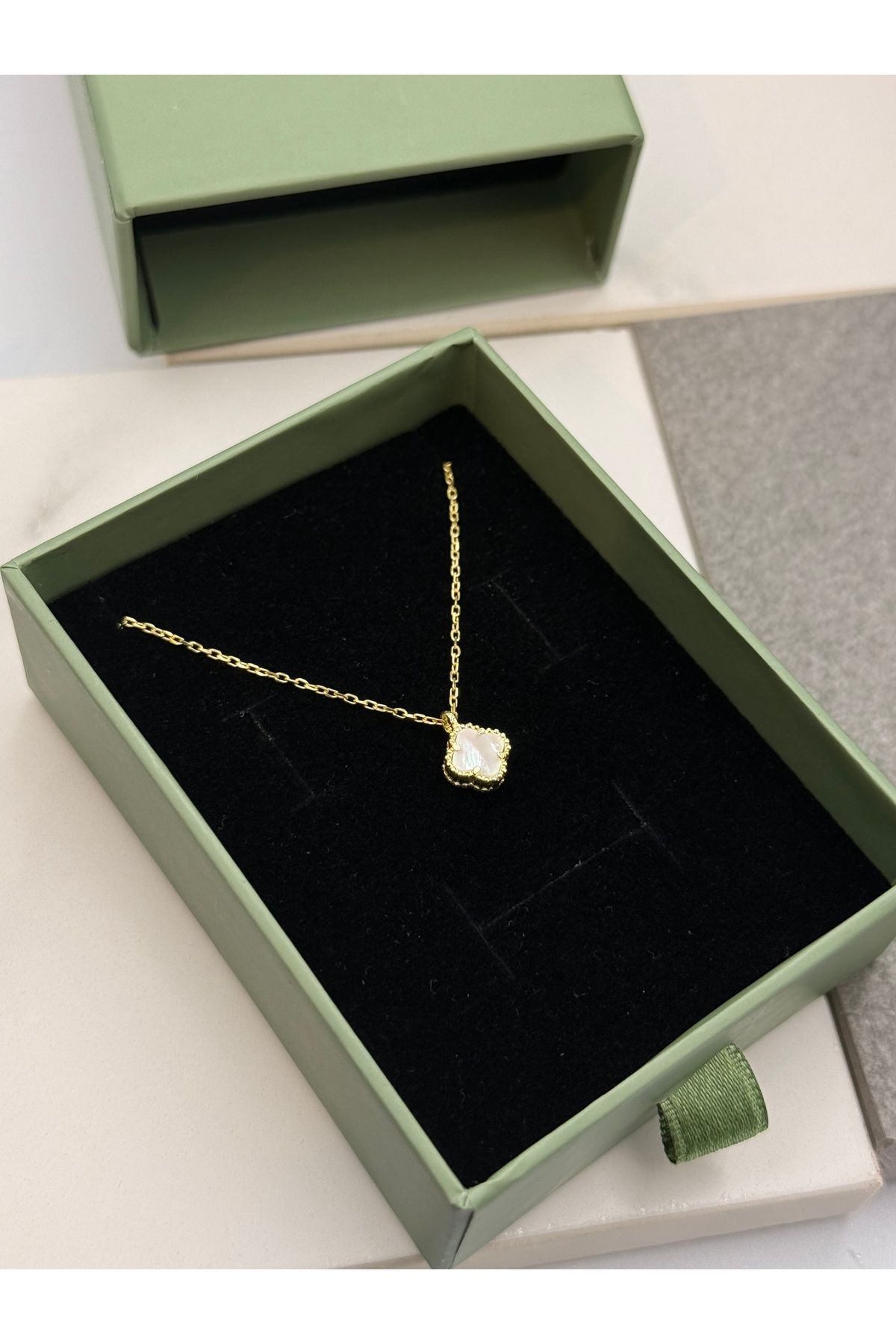 Unzilee GOLD RENKLİ BEYAZ TAŞLI MARKA MODEL YONCA 925 AYAR GÜMÜŞ KOLYE