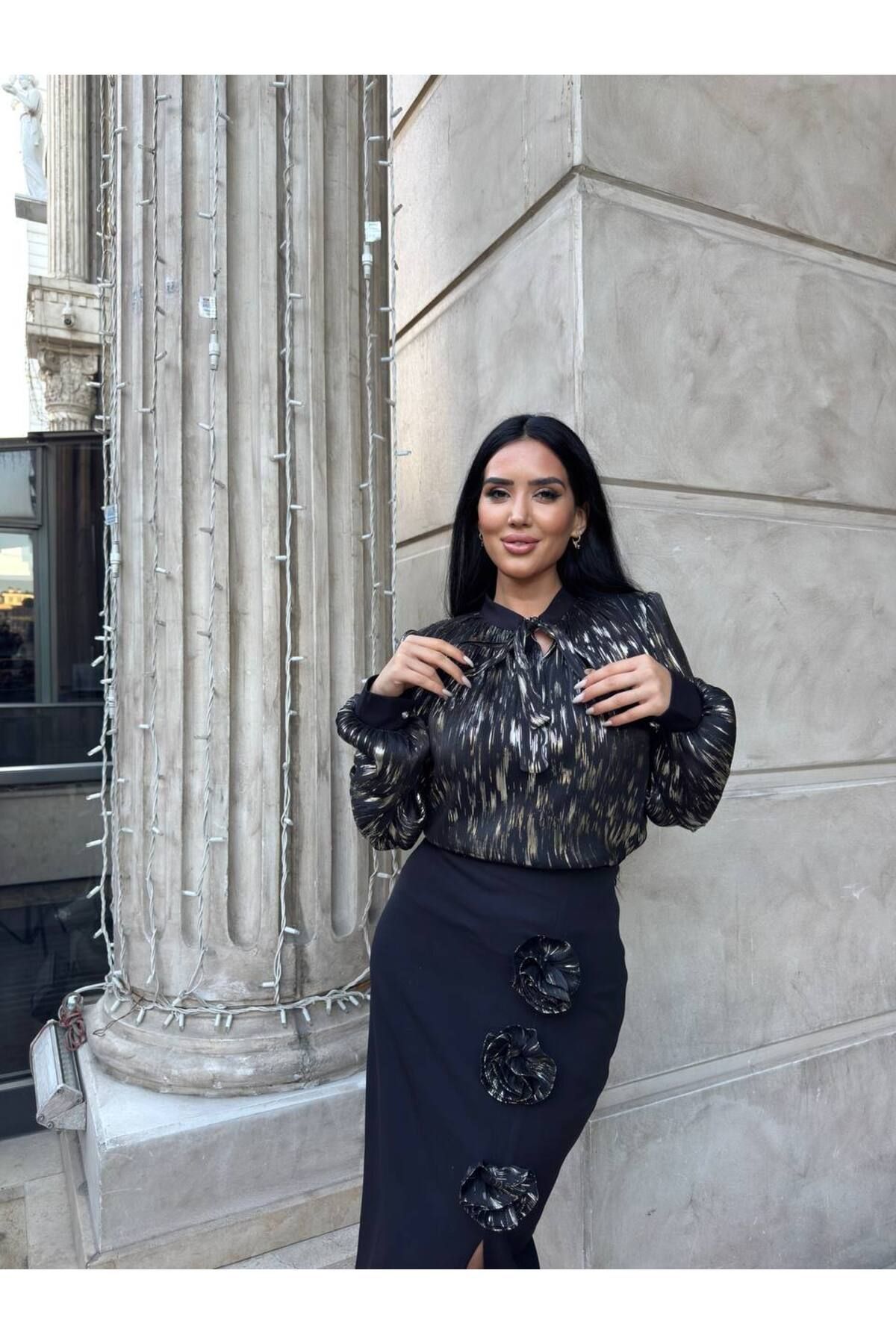 Castivo Fashion Işıltılı Fiyonk Yaka Bluz & Gül Aplikeli Etek Takım