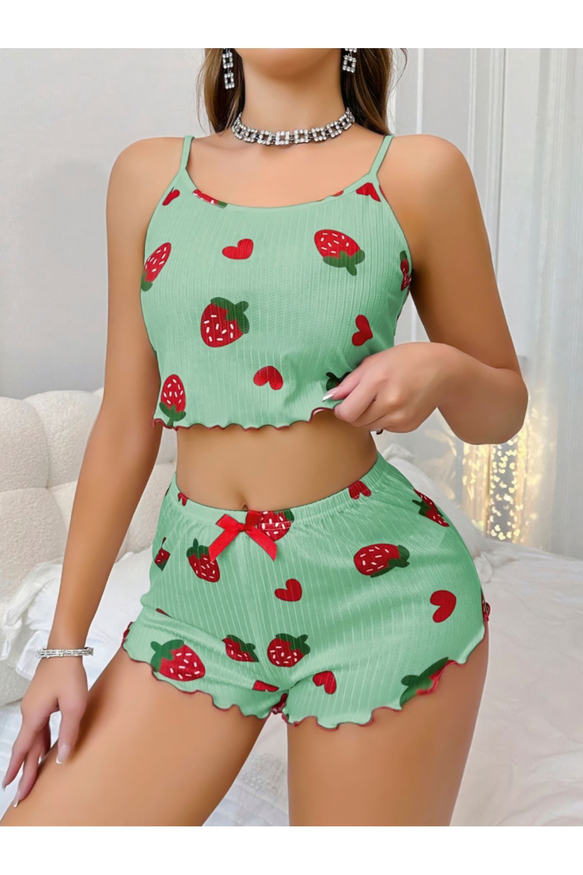 MODA CNG Kadın Çilek Baskılı Jakarlı Fırfırlı Askılı Şort Pijama Takımı