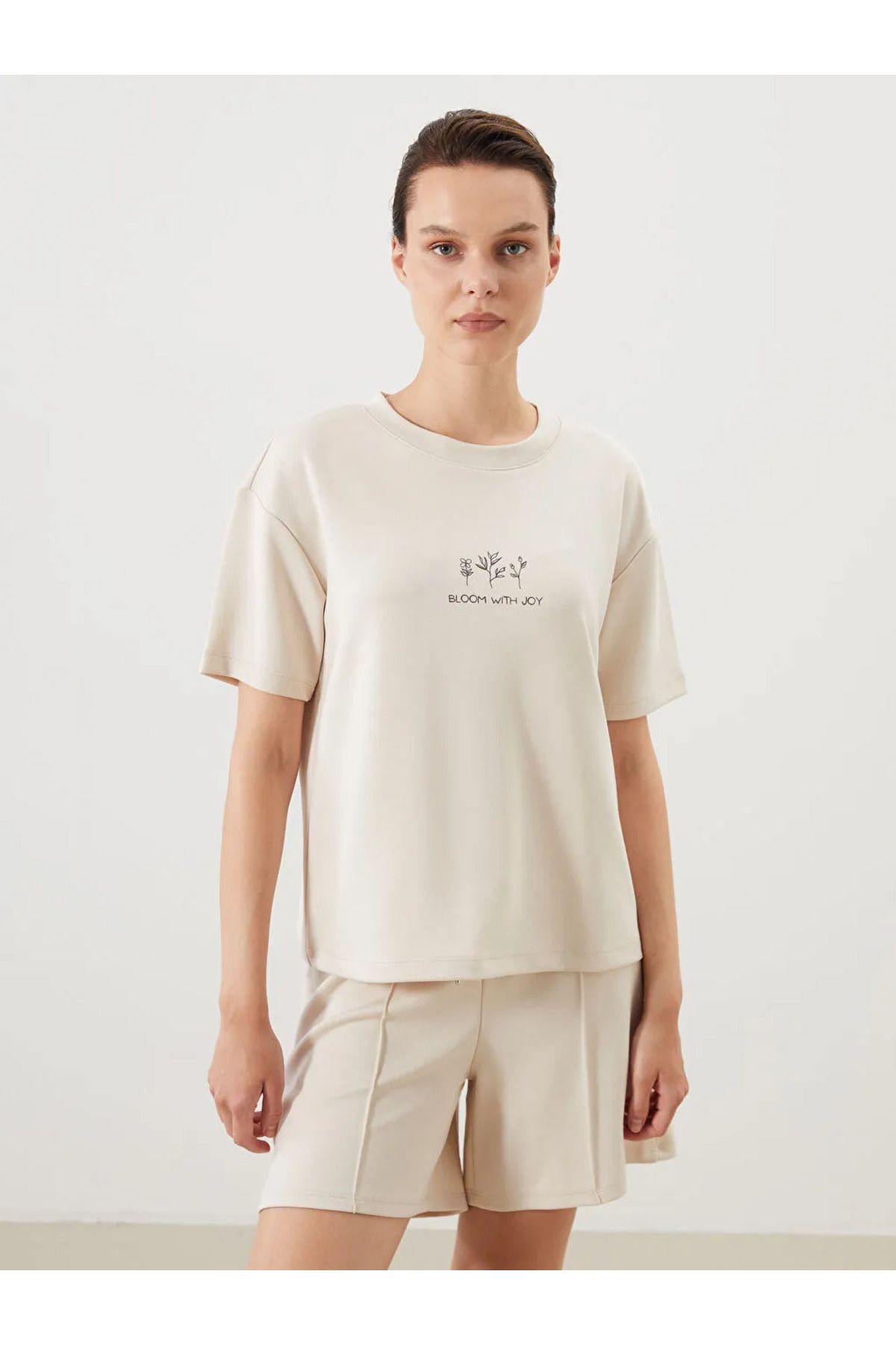 LC Waikiki LCW Comfort Bej Bisiklet Yaka Baskılı Kadın Tişört