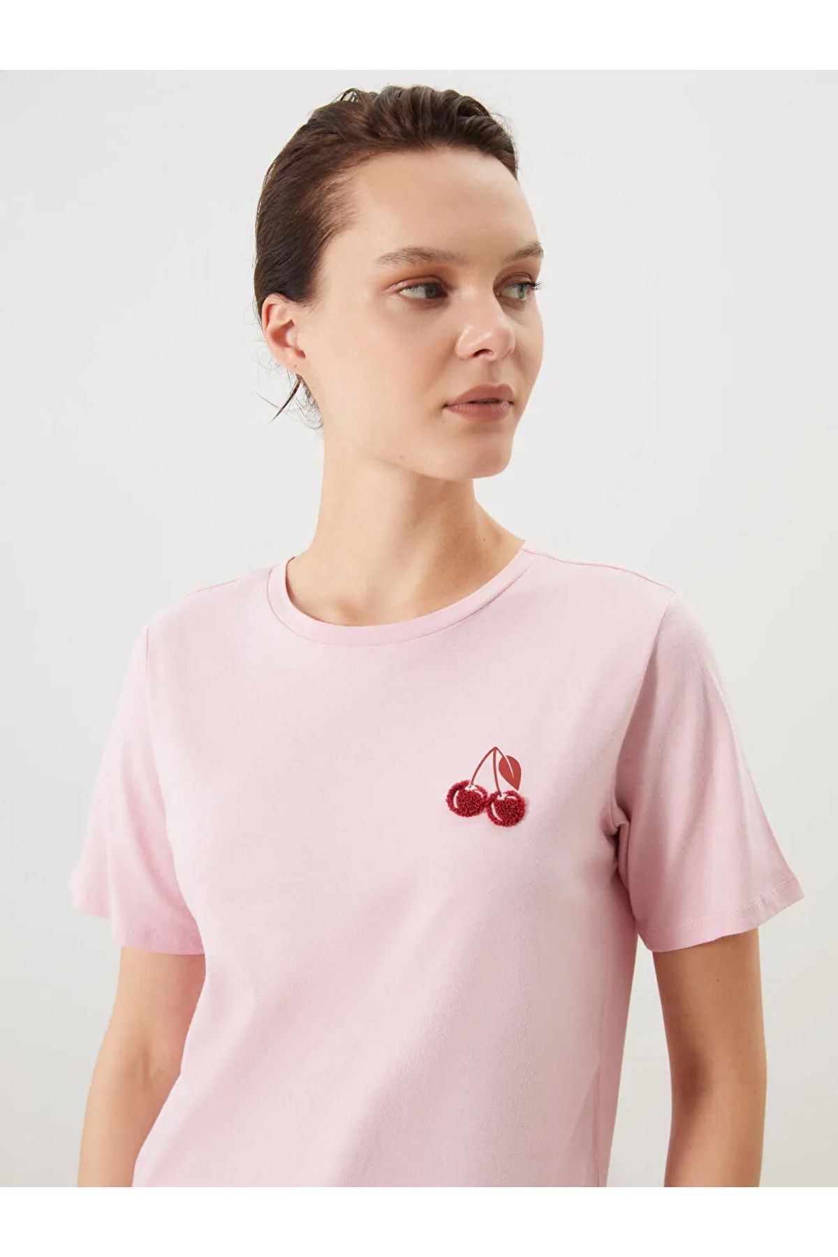 LC Waikiki LCW Comfort Pembe Bisiklet Yaka Kiraz Nakışlı Kadın Tişört
