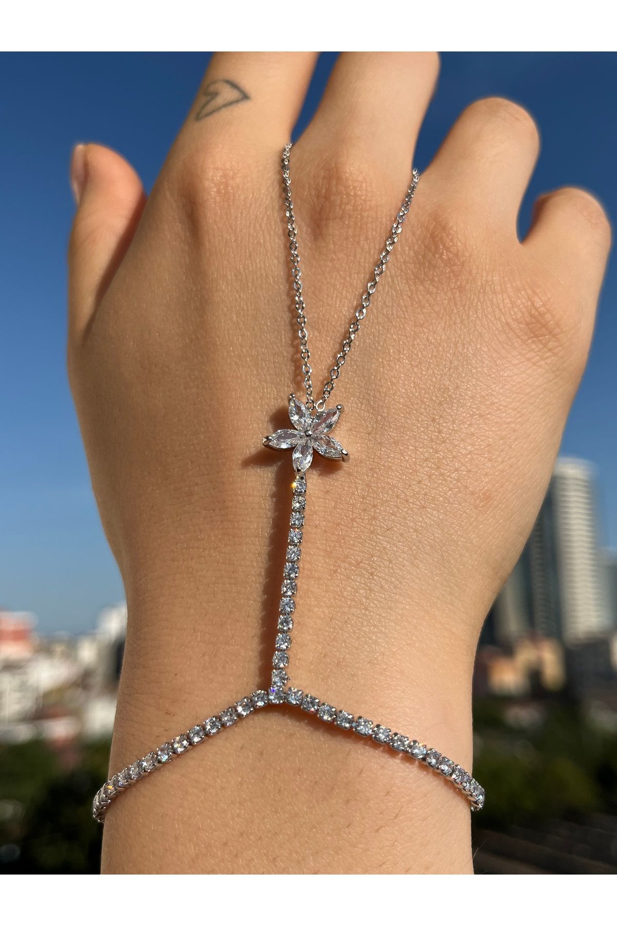 B&E SHİNE JEWERLY Kararmaz Çelik Çiçek Zirkon Taş Detay Şahmeran