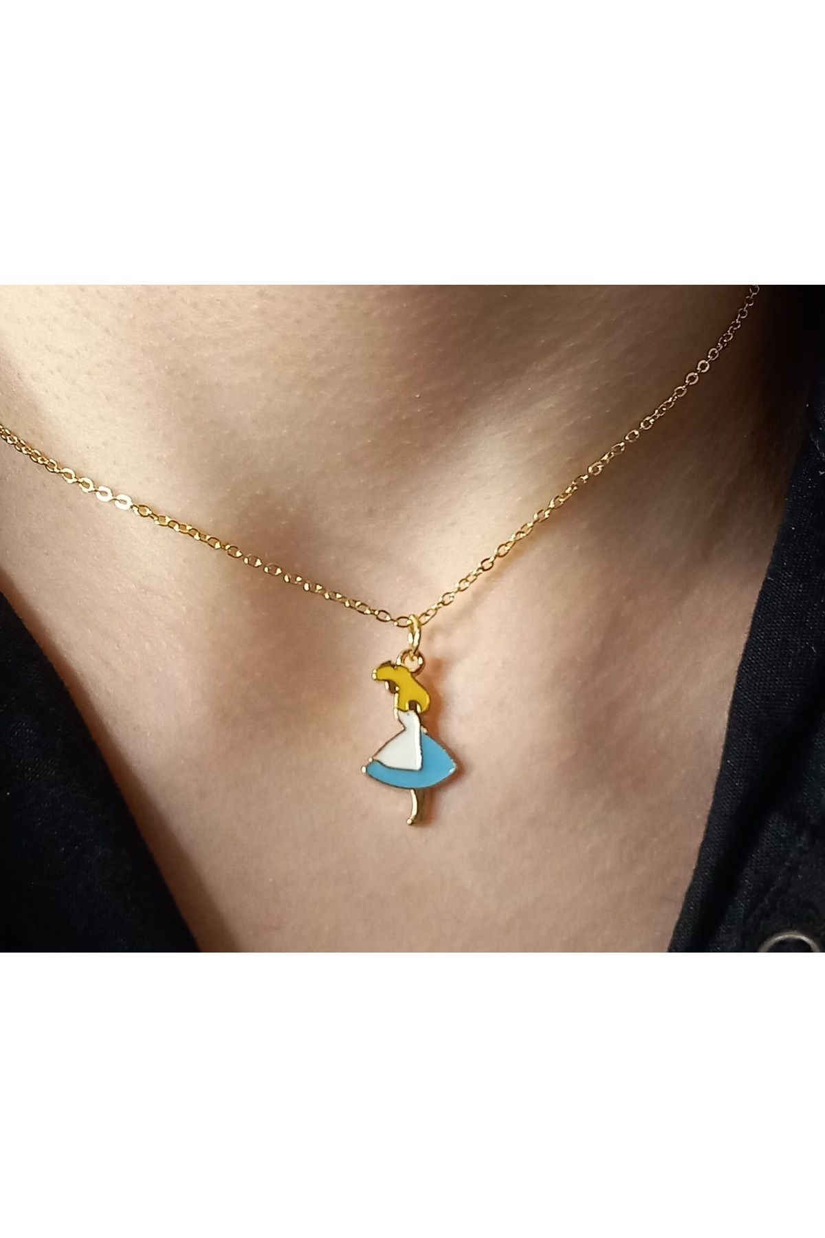 Crystal Atelier Prenses Alice Figürlü Altın Kaplama Çelik Kolye–Sevimli ve Şık Tasarım Hediyelik Takı-Prenses Kolye