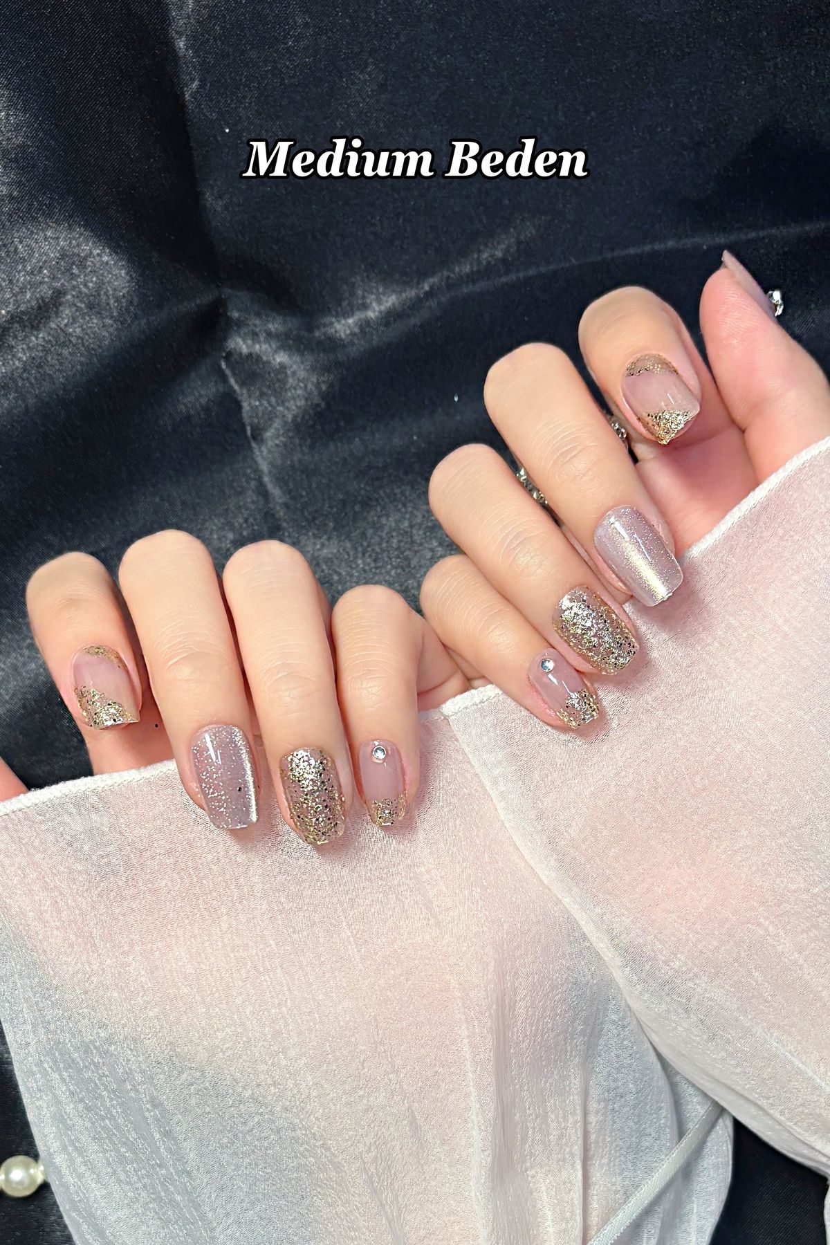 Easy Beauty Kısa Takma Tırnak Seti Medium Beden 10 Adet Simli ve Desenli Tırnak Kutulu ve Yapıştırıcı Dahil T022