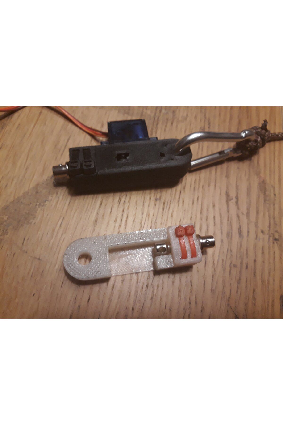 talaşoğlu Servo ile çalışan bungee salım anahtar zinciri (4 Adet)