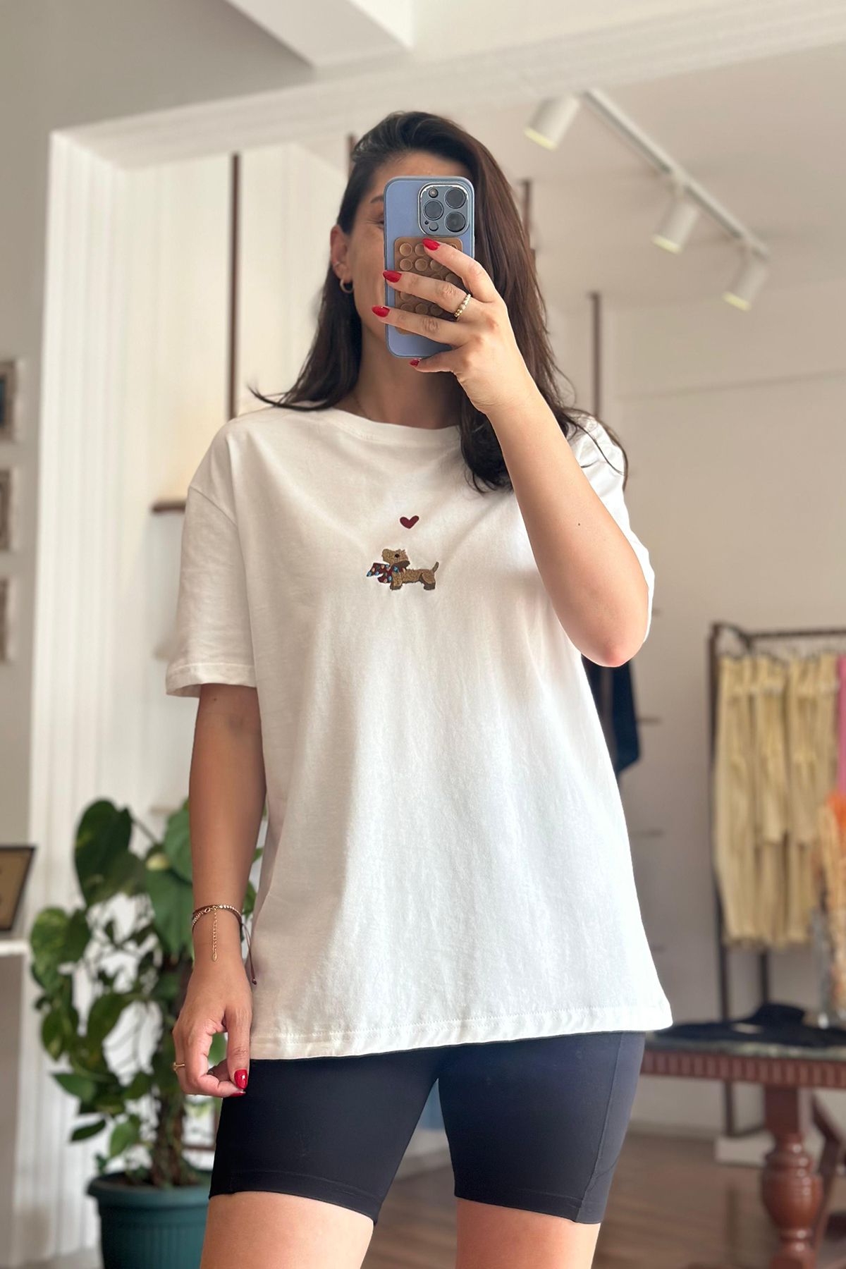 Unique Boutique Beyaz Bisiklet Yaka Köpek Nakışlı Pamuklu Tshirt