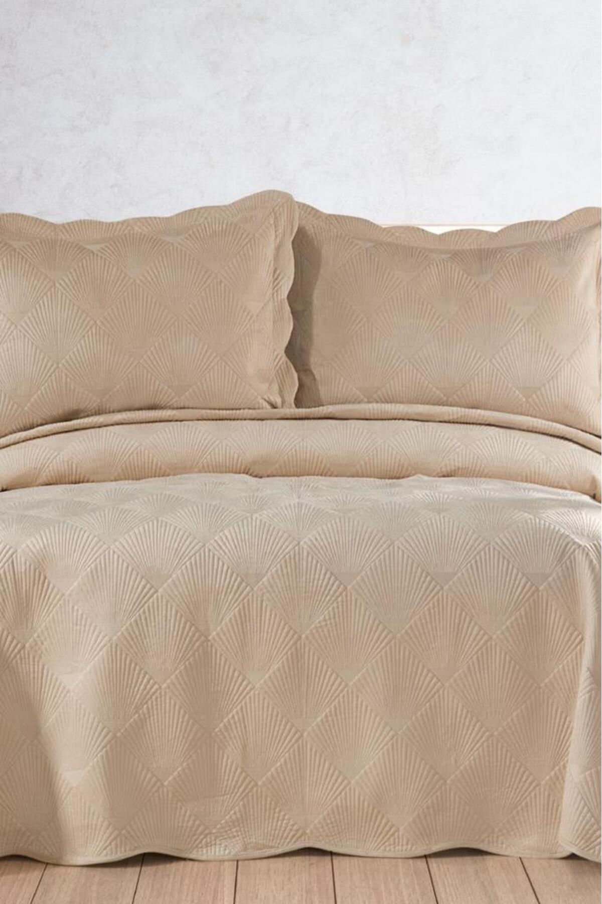 Çeyiz Diyarı Arzen Nakışlı Kadife Çift Kişilik Yatak Örtüsü 250x260 Bej
