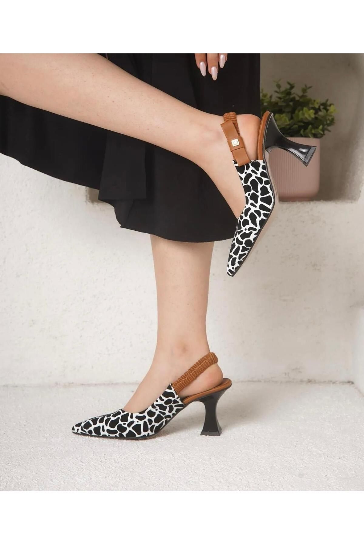 MODA27 Kadın Beyaz Leopar Desenli Arkası Lastikli Topuklu Ayakkabı