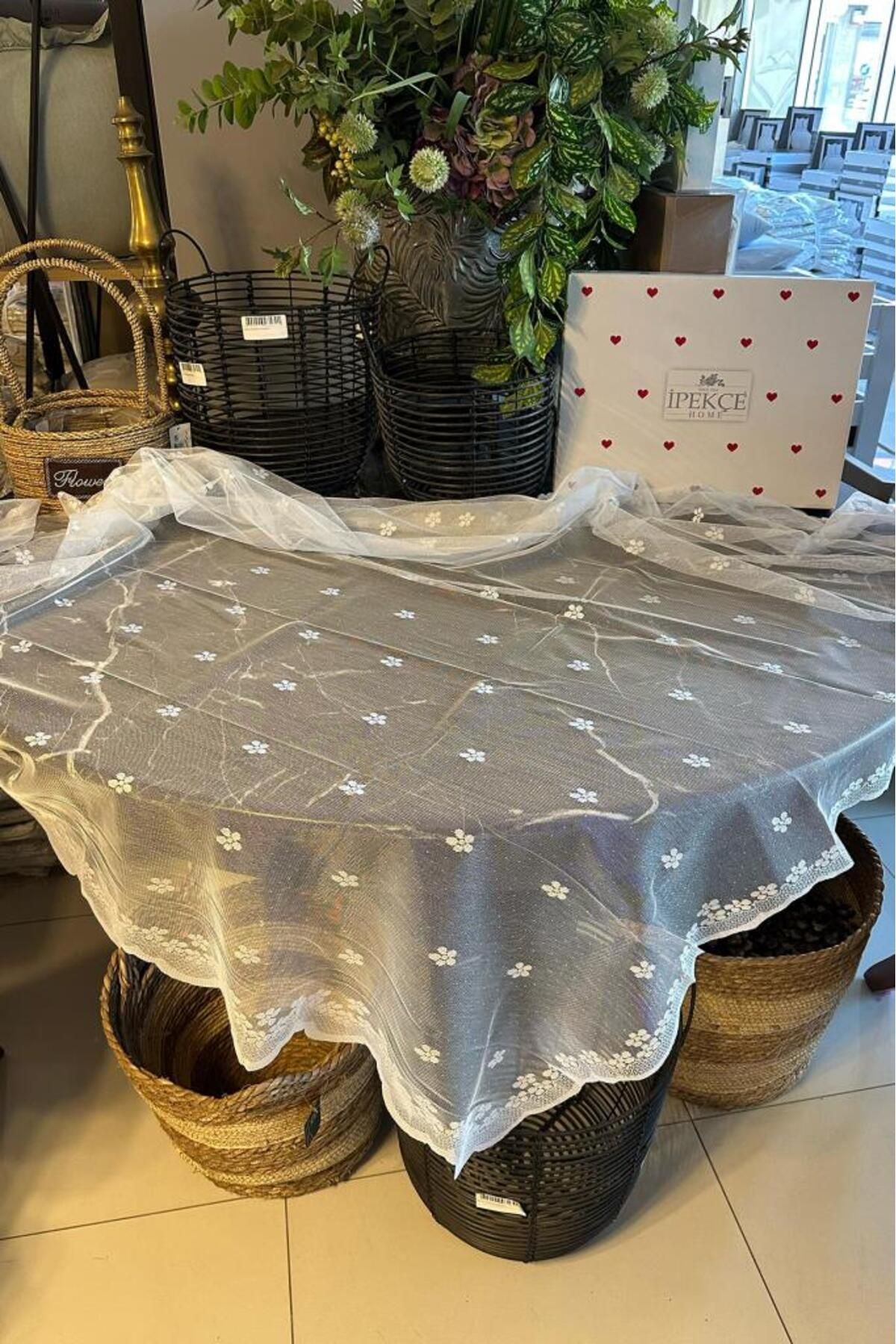 Çeyiz Diyarı Anjela Çiçek Desenli Fiskos Masa Örtüsü 150x150 cm