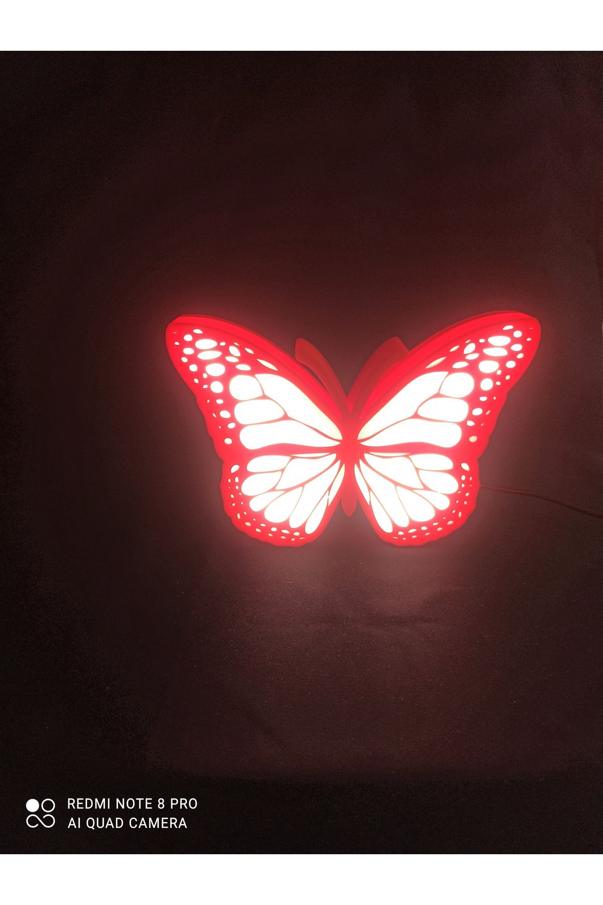 Neon Kelebek Şekilli LED Işıklı Gece Lambası – 3D Yazıcı Üretimi, Aç-Kapa Düğmeli, Adaptör Girişli