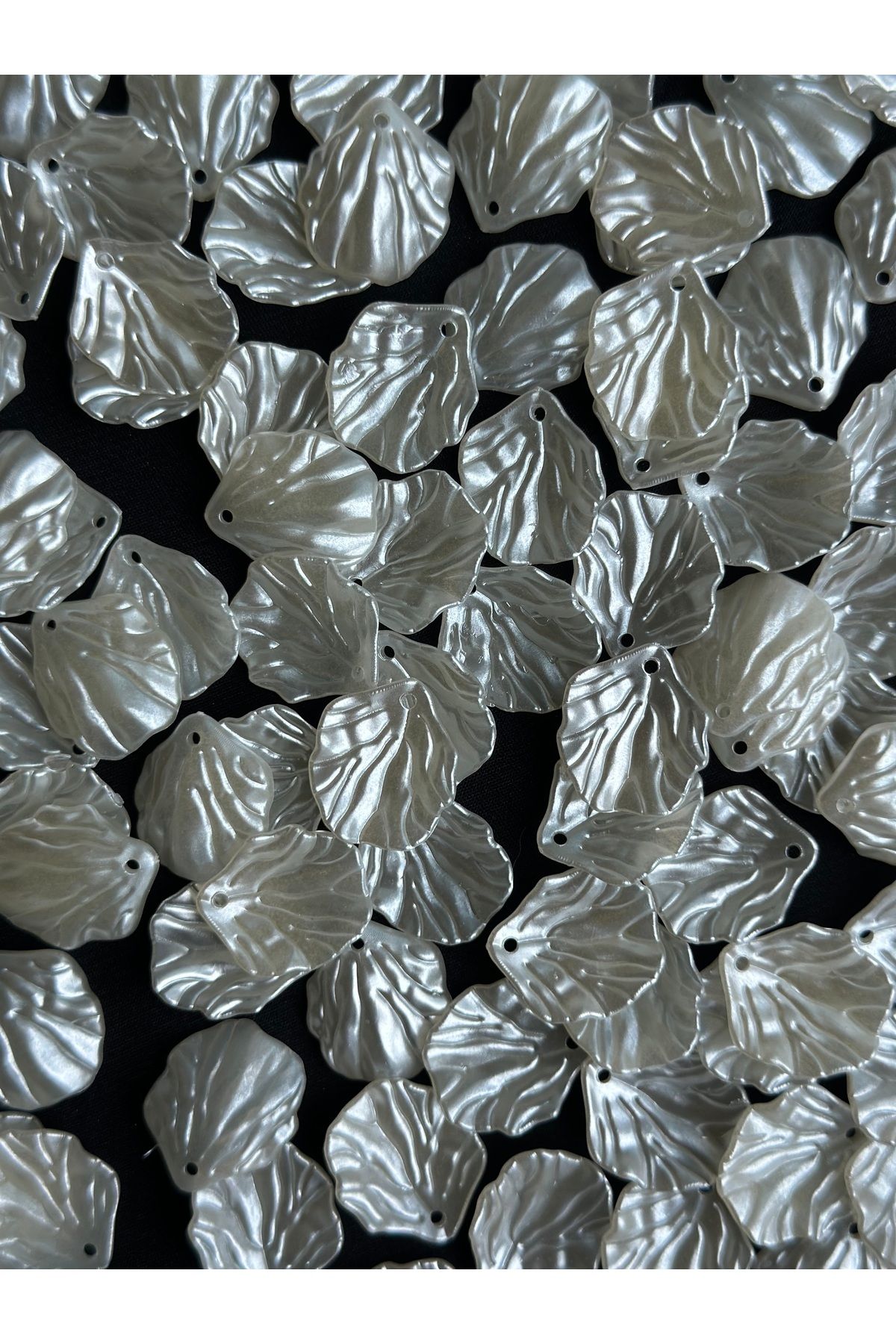 Bijumix Aksesuar 50 Adet Beyaz Sedefli Yaprak Boncuk – 20 mm | Kabuk / İstiridye Formlu Parlak Aksesuar