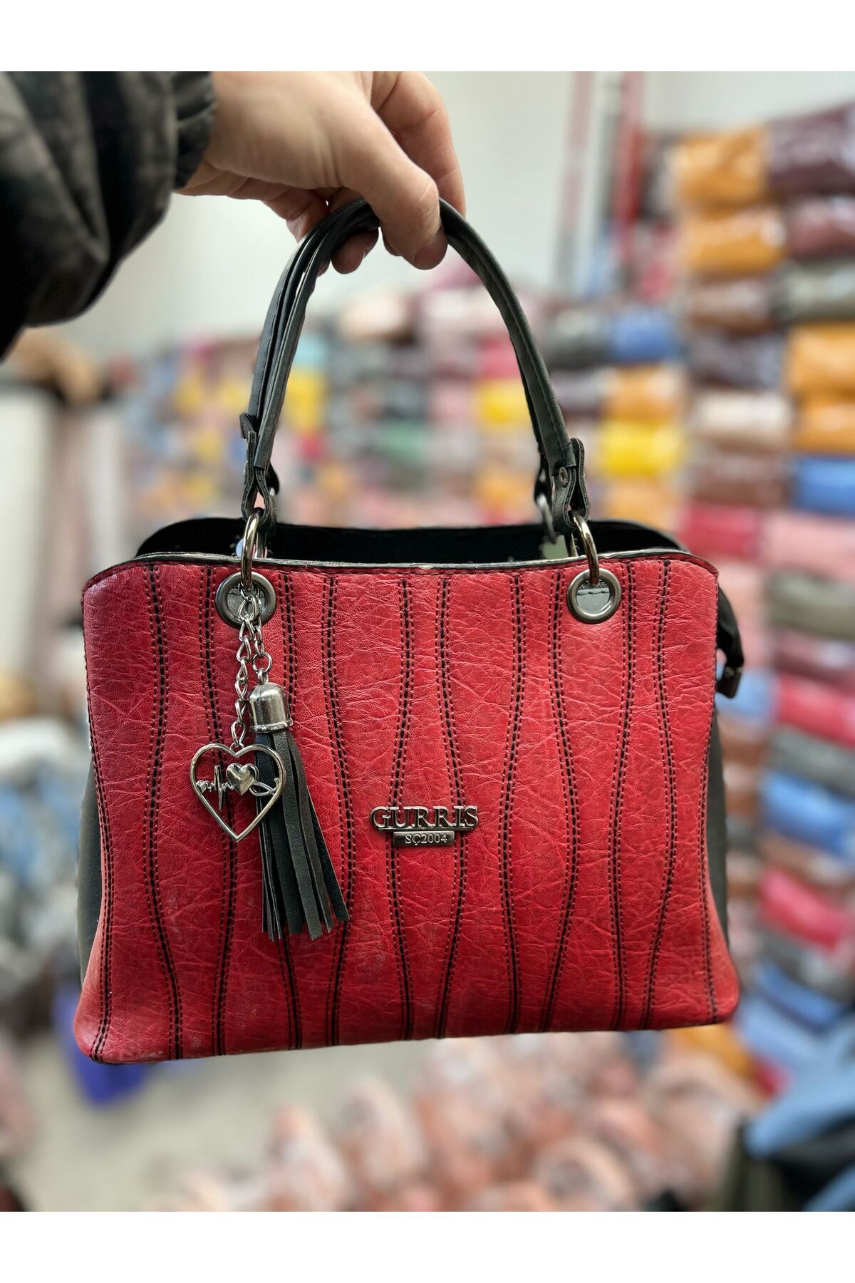 Efe GURRİS 3 GÖZLÜ AYARLANABİLİR UZUN ASKILI FERMUARLI ARKA CEPLİ ASTARLI EL VE OMUZ ÇANTASI 29x21 cm