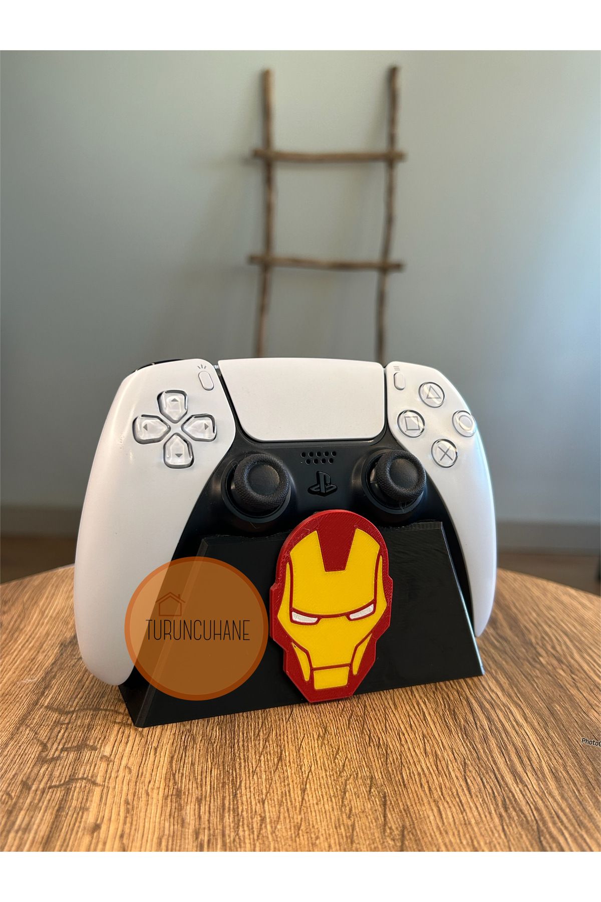TURUNCUHANE İron Man Tony Stark Logolu Kol Standı Ps5 Dualsense Ps4 Dualshock Gamer Aksesurarı