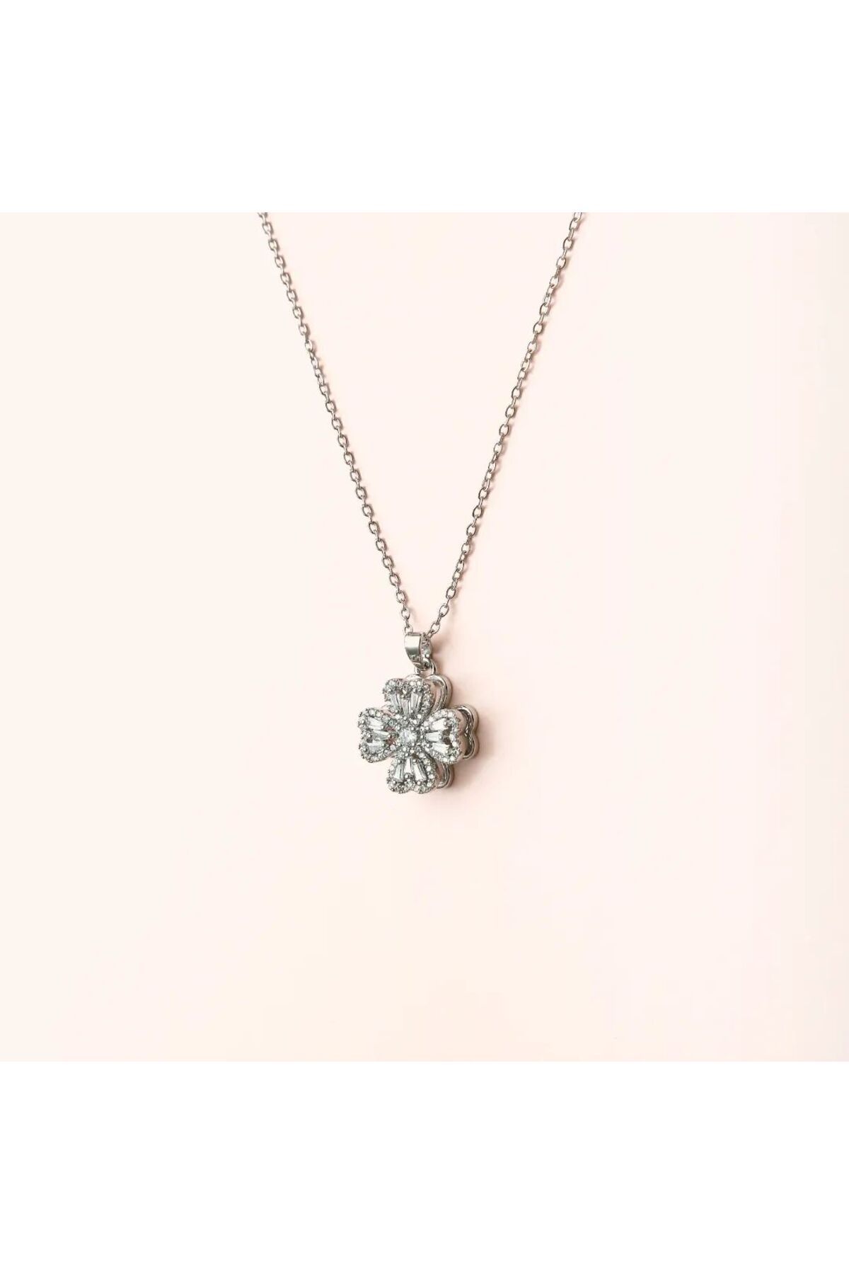 Finesa Jewelry Çelik,Zirkon Taşlı,Şık ,Özel Tasarım ,Çevirince Dönen Yonca Kolye