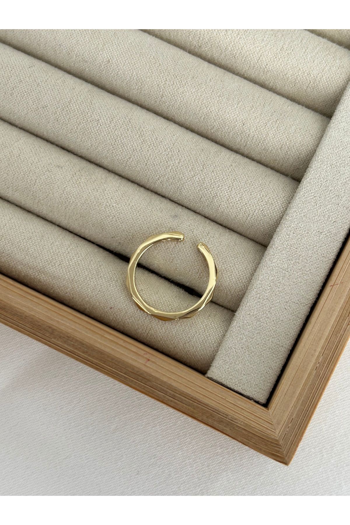ringbox-Gold Baklava Cut Stone Little Finger Ring 3