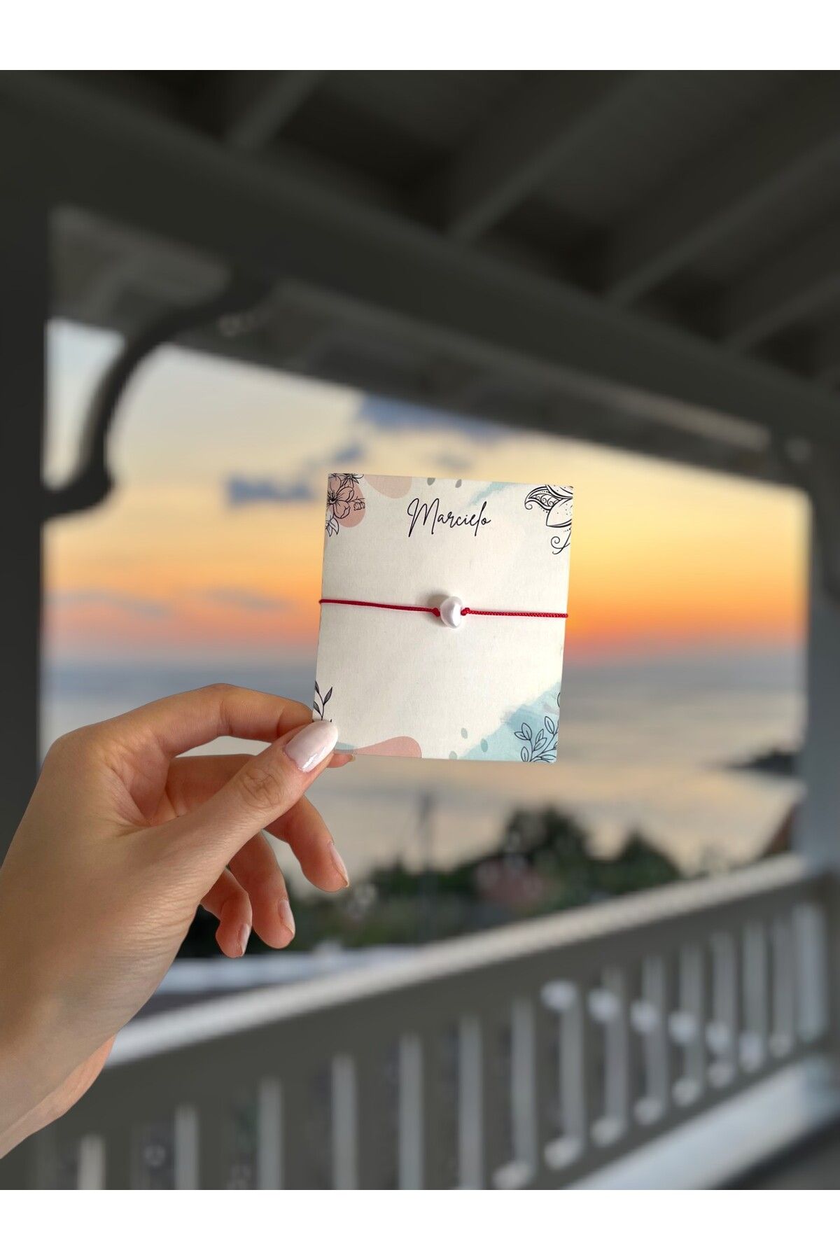 MARCİELO Accessories Kırmızı İp Üzerine Beyaz İnci Detaylı Ayarlanabilir Minimal Bileklik – El Yapımı