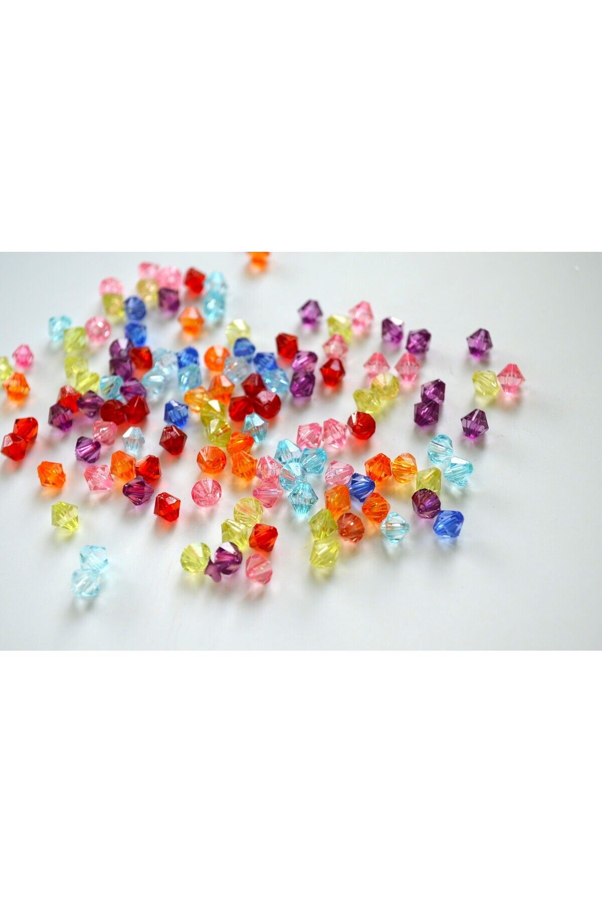 FlowerAksesuar 25 Gram (300 Adet) - 6 mm Piramit Boncuk, Kristal Boncuk, Plastik Takı Boncuğu, Karışık Renk