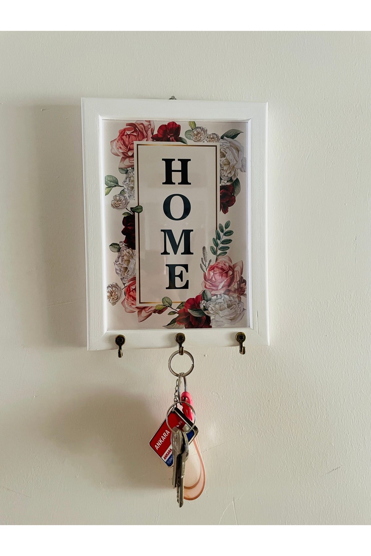 Sapphireworks Çiçek Desenli HOME Yazılı Beyaz Ahşap Çerçeveli Anahtarlık – 4 Askılı Duvar Askılı Anahtarlık Dekoru