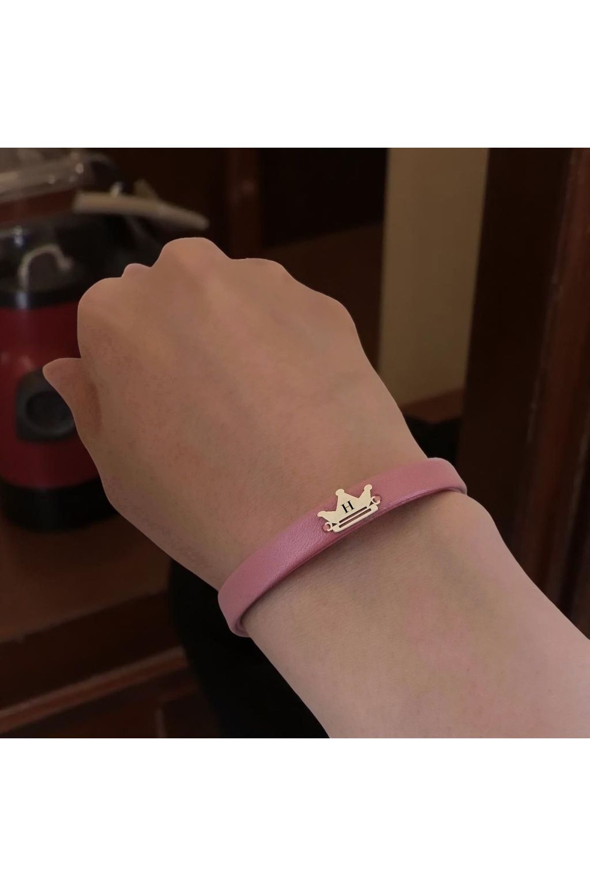 ARCHINO GOLD H Harfine Özel Doğal Açık Bordo Derili Taç Motifli 14 Ayar Altın Plakalı Hediye Bileklik-515harf