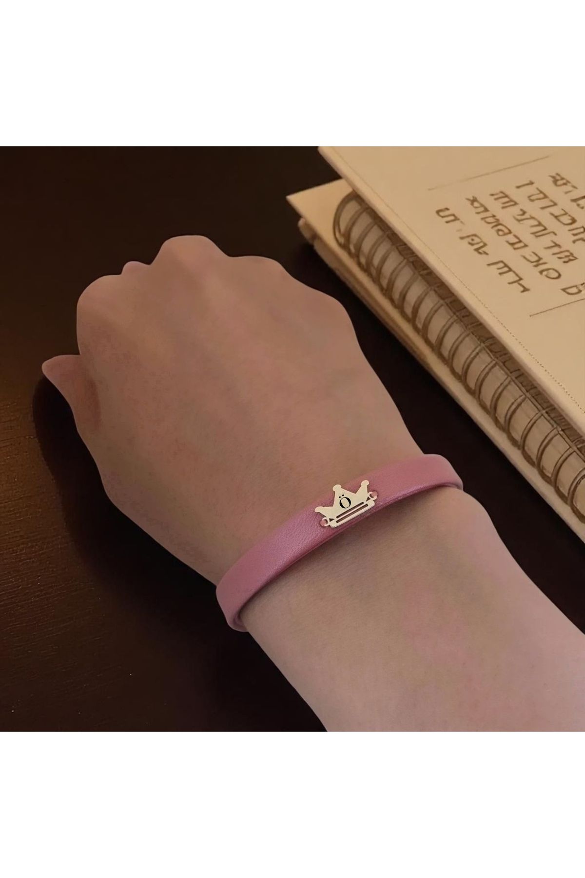 ARCHINO GOLD Ö Harfine Özel Doğal Açık Bordo Derili Taç Motifli 14 Ayar Altın Plakalı Hediye Bileklik-515harf