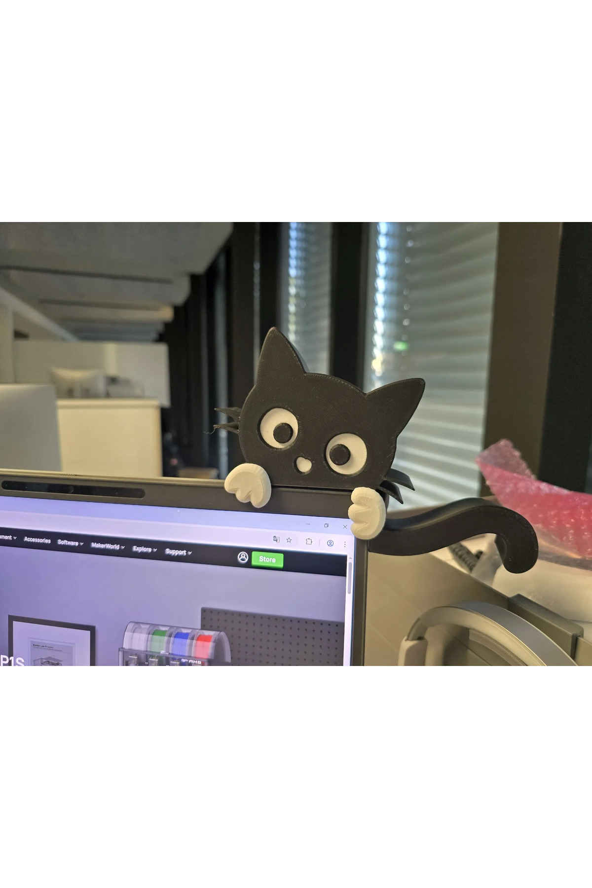 Monitor sopra la figura del gatto 17 cm Accessorio decorativo da scrivania regolabile (colore selezionabile)