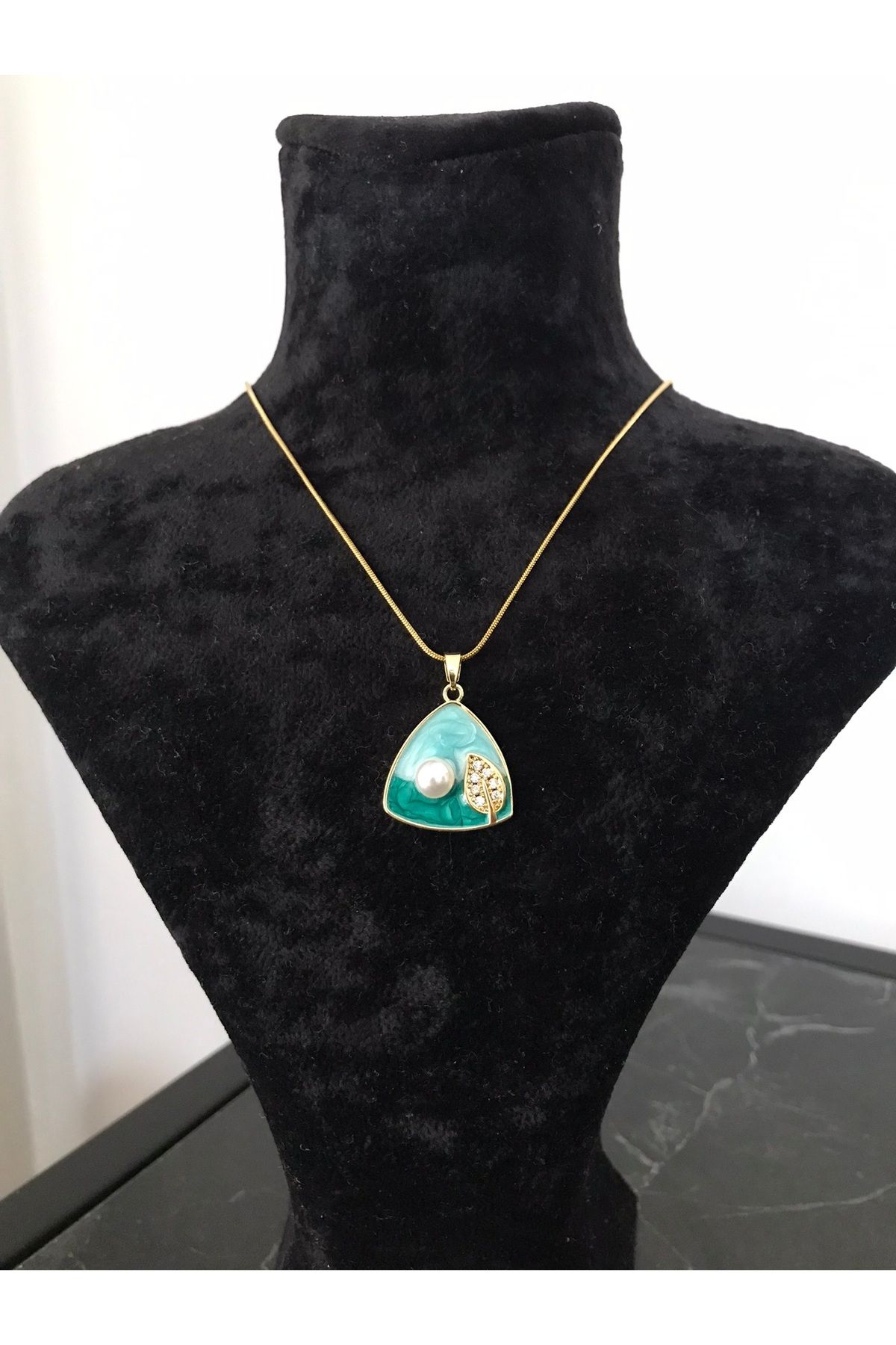 shop MİNE MODEL MAVİ PASTEL TONLARINDA İNCİ DETAYLI ÇELİK PLAKA KOLYE