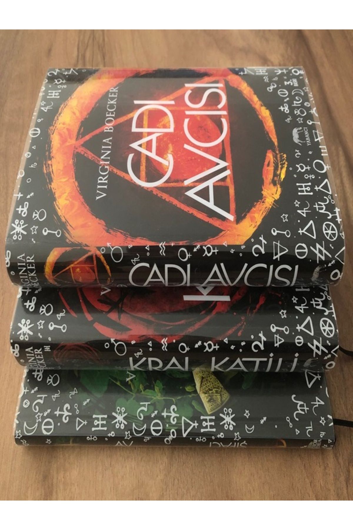 Kişisel Yayınlar Cadı Avcısı - Kral Katili - Şifacı Av / Virginia Boecker 3 kitap set 2.el cilt li