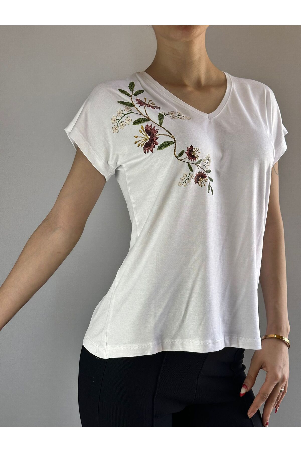Gönülden Tasarım SARMAŞIK ÇİÇEK BASKILI KADIN V YAKA BASİC T-SHIRT
