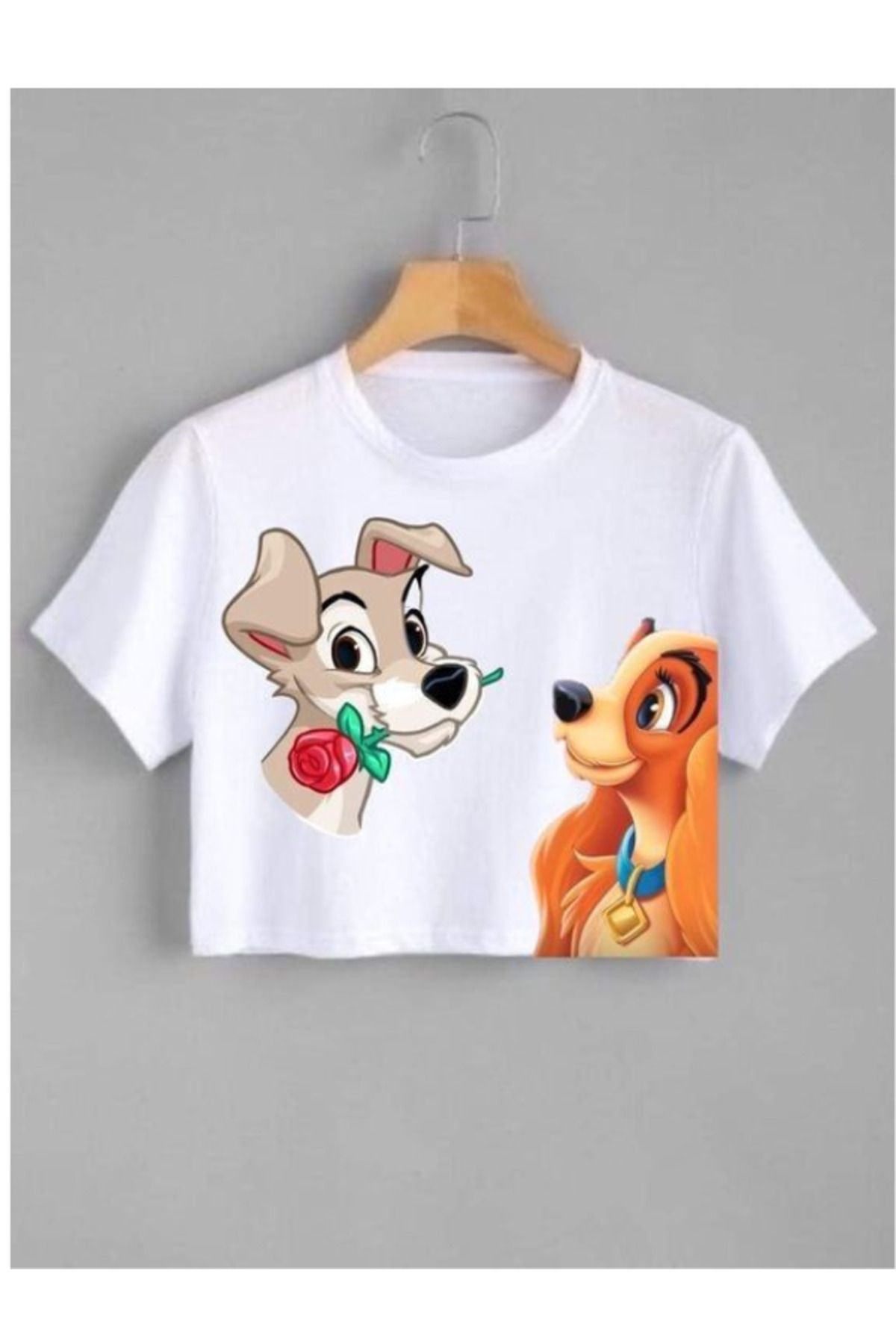 LAYORA Lady and the Tramp Baskılı Beyaz Kadın Crop Tişört - Romantik Stil