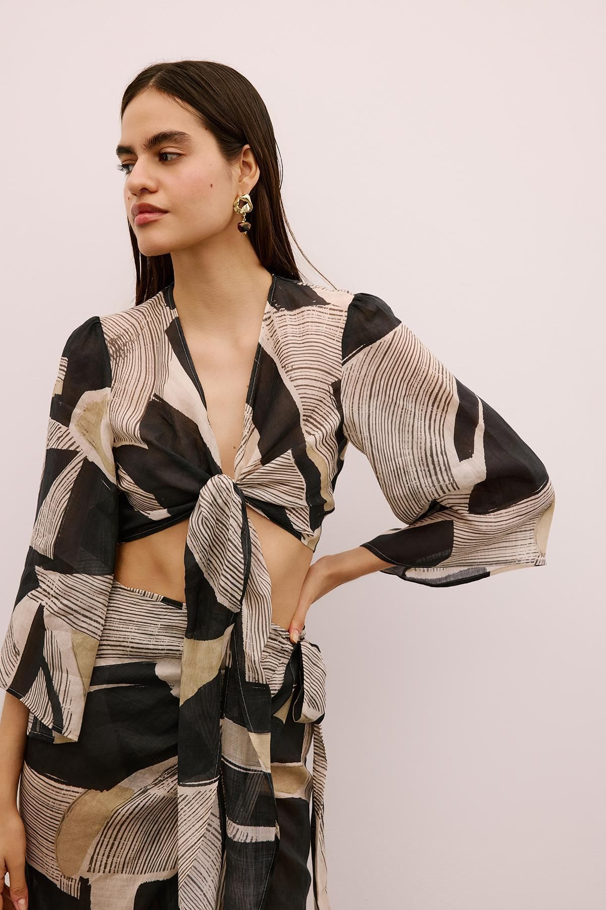 Rue Studio Önden Bağlamalı Desenli Siyah Crop Bluz