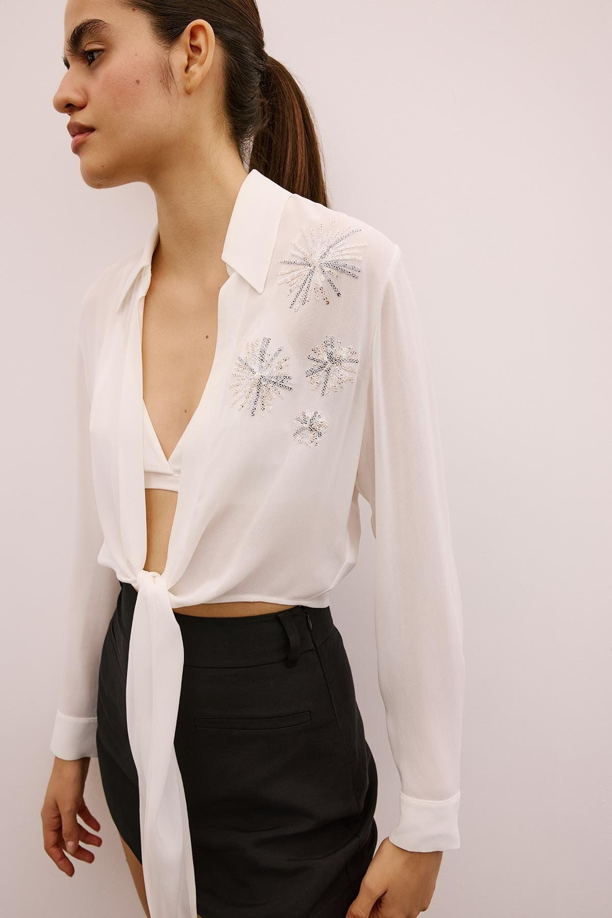 rue. Payet İşlemeli Bağlamalı Ekru Crop Bluz