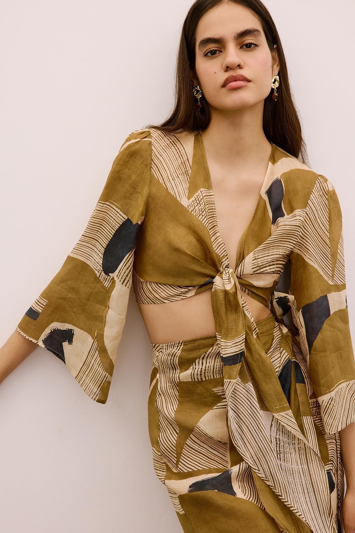 Rue Studio Önden Bağlamalı Desenli Camel Crop Bluz