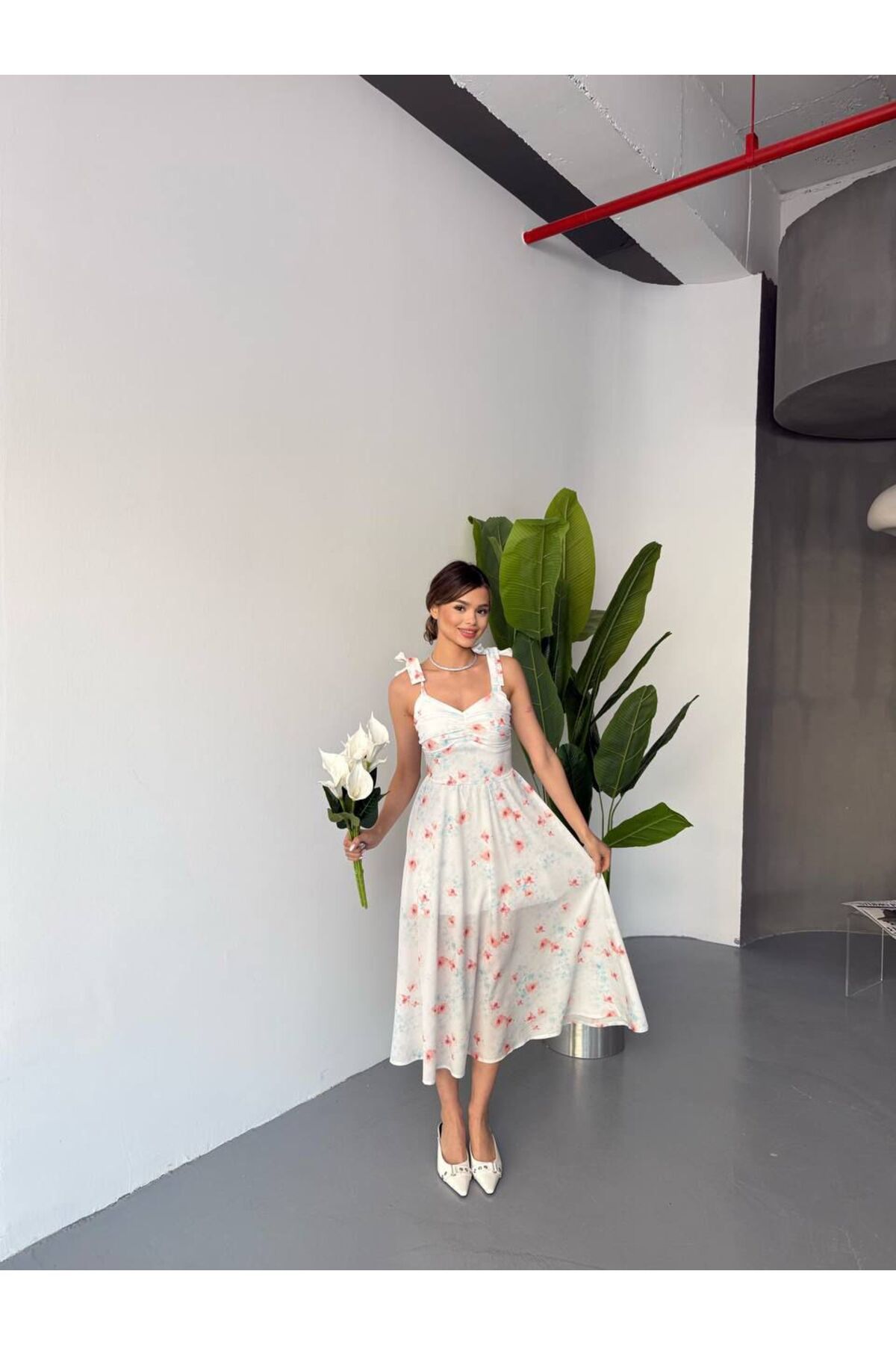 Gizembyserapbutik askılı beyaz şifon çiçekli elbise