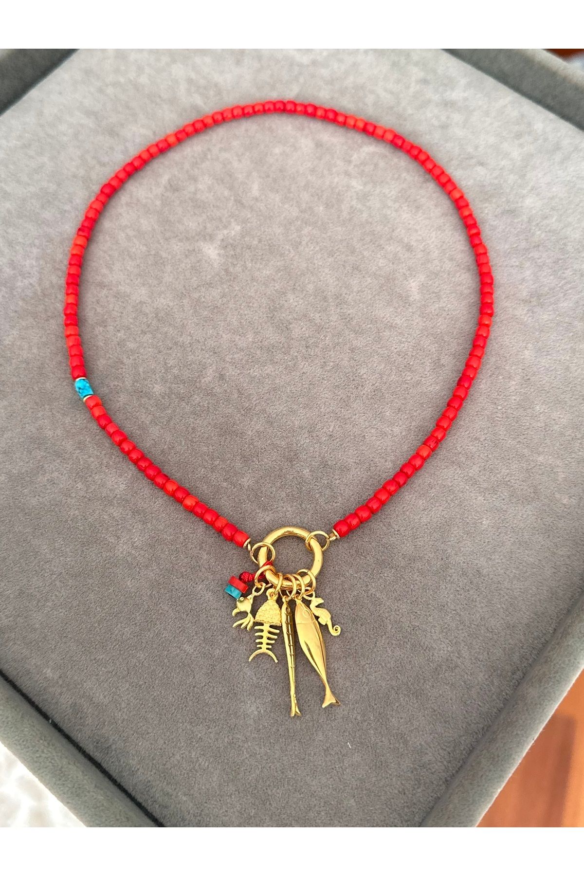 emy by emel luxury silver jewelry Altın Kaplama Balık Charm Detaylı Mercan Taşlı Kolye 925 Ayar Gümüş