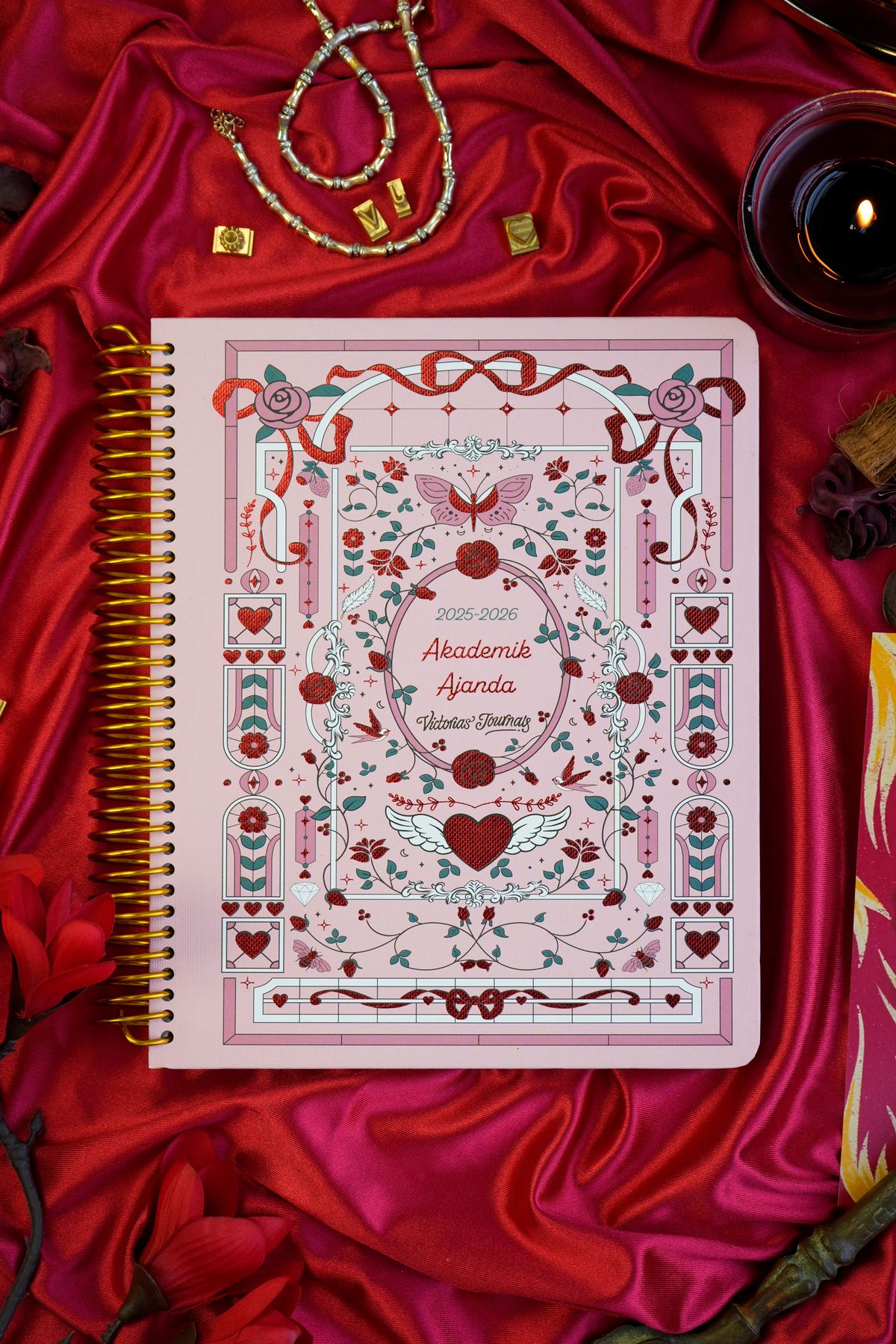 Victoria's Journals Victoria’s Journals 17x23 cm. Spiralli Akademik Ajanda 2025–26–Heartcrafted-Ayraçlı
